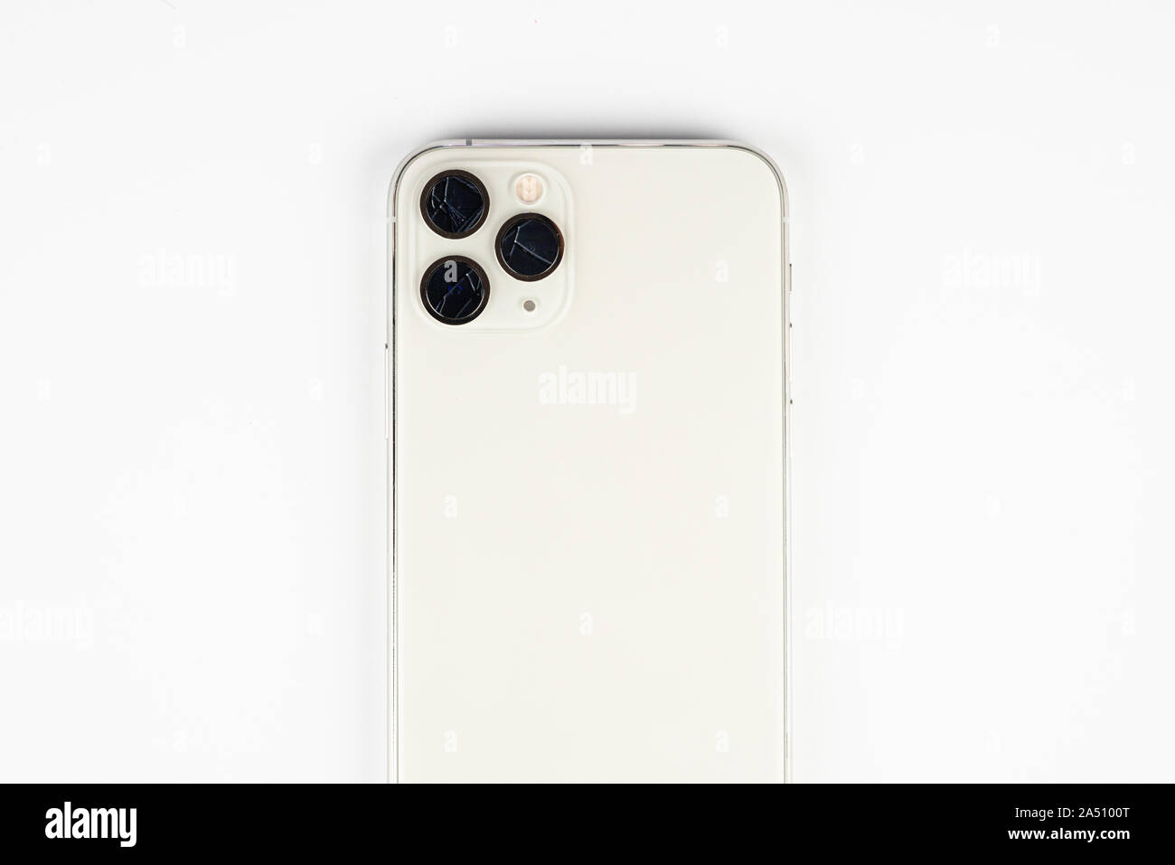 L'objectif de l'iPhone cassé 11 Pro Max, isolé sur fond blanc Photo Stock -  Alamy