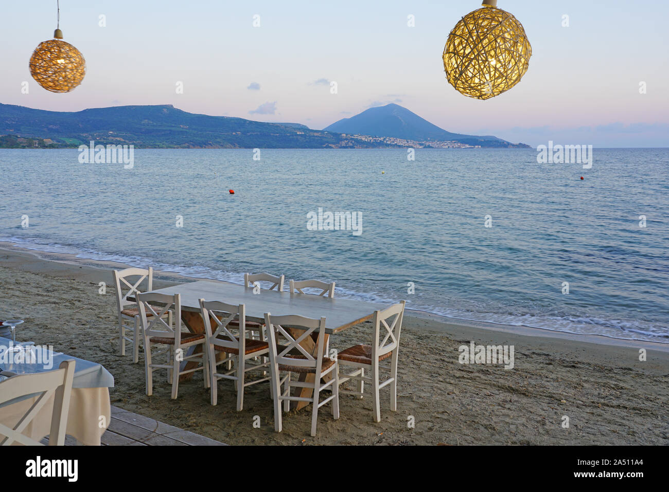 Le tableau situé sur la plage, à une taverne grecque traditionnelle dans la baie de Navarin sur Gialova en Messénie dans la région grecque du Péloponnèse près de Pylos Banque D'Images