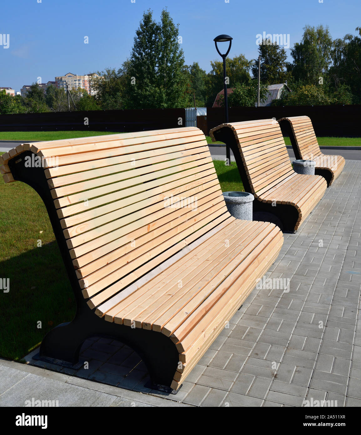 Beaux bancs en bois dans un parc de la ville de Moscou, Russie Banque D'Images