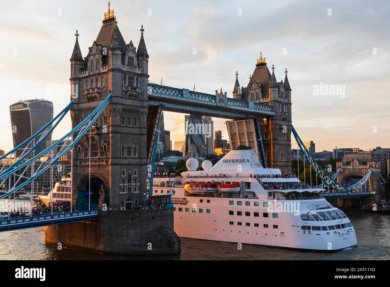 L'Angleterre, Londres, Silversea navire de luxe en passant par vent d'argent le Tower Bridge avec ville en arrière-plan Banque D'Images