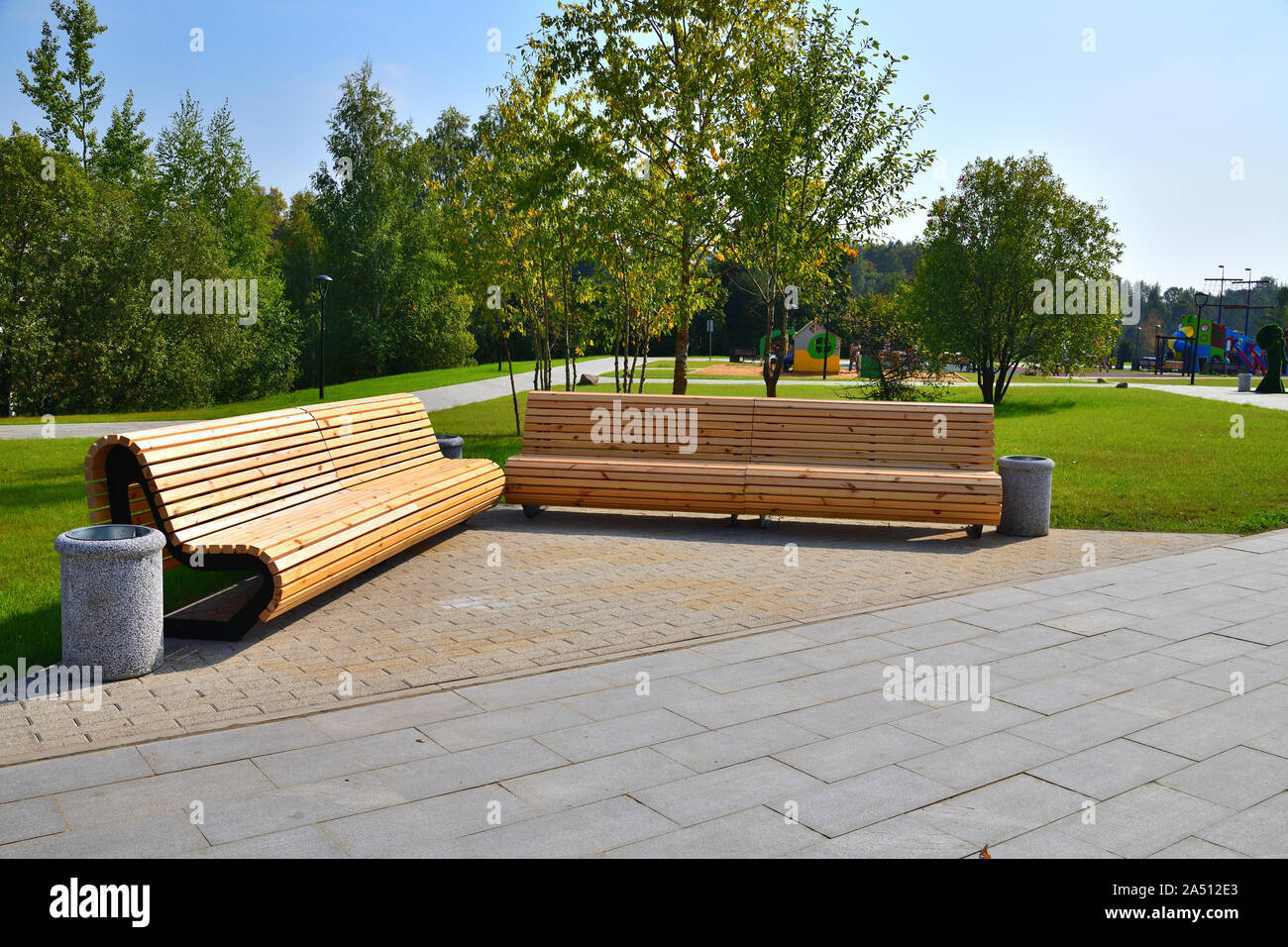 Beaux bancs en bois dans un parc de la ville de Moscou, Russie Banque D'Images