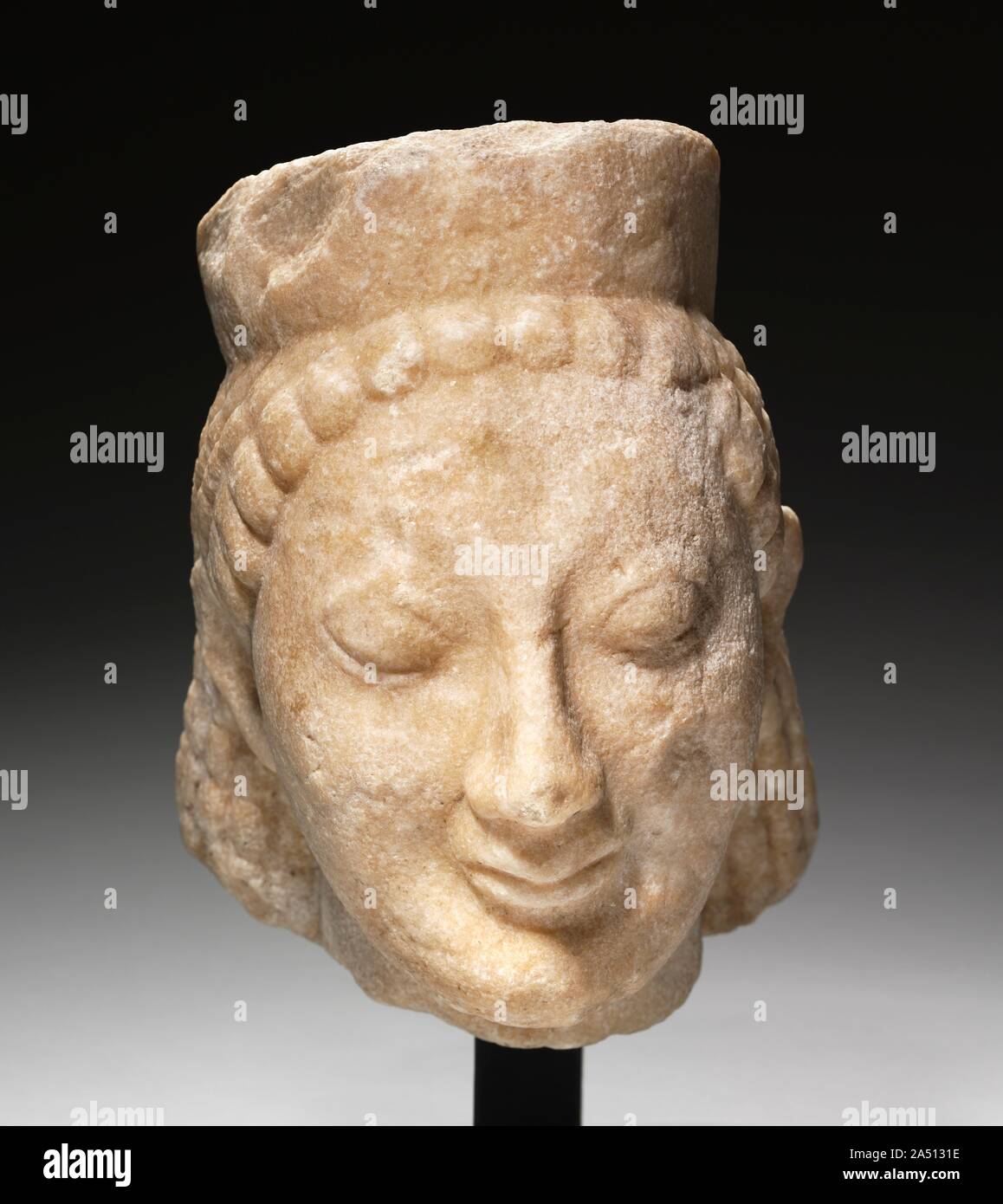 Tête d'un Sphinx, 540-520 BC. Cette tête appartenait à un sphinx, une créature hybride mythologique avec la tête d'une femme et le corps d'un lion ailé. Sa couronne cylindrique court, connu comme un polos, aide à l'identifier comme un sphinx, tout comme la pente de ses cheveux et le cou, qui une fois de suite sur un corps de félin. Également courante dans l'Est de l'ancienne Egypte et près de l'art (bien que plus souvent en forme de sexe masculin), le sphinx est mieux connue dans la mythologie grecque pour dévorer les passants qui ne pouvaient pas répondre à son énigme à l'extérieur de la ville de Boiotian Thebes. Sphinx de pierre comme celle-ci a servi à la fois comme off votive Banque D'Images