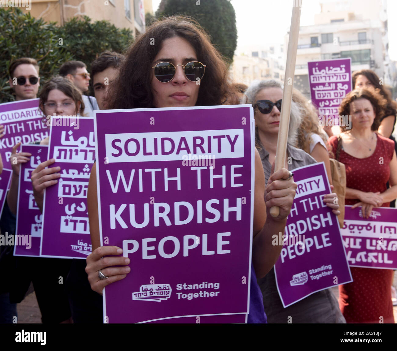 Tel Aviv, Israël. 17 Oct, 2019. Maintenez les Israéliens au cours d'un signe de protestation contre la campagne militaire contre les Kurdes dans le nord-est de la Syrie, en face de l'ambassade de Turquie à Tel Aviv, Israël, le jeudi 17 octobre, 2019. La secrétaire d'État des États-Unis, Mike Pompeo est réglé pour répondre le premier ministre israélien Benjamin Netanyahu le vendredi. Photo par Debbie Hill/UPI UPI : Crédit/Alamy Live News Banque D'Images