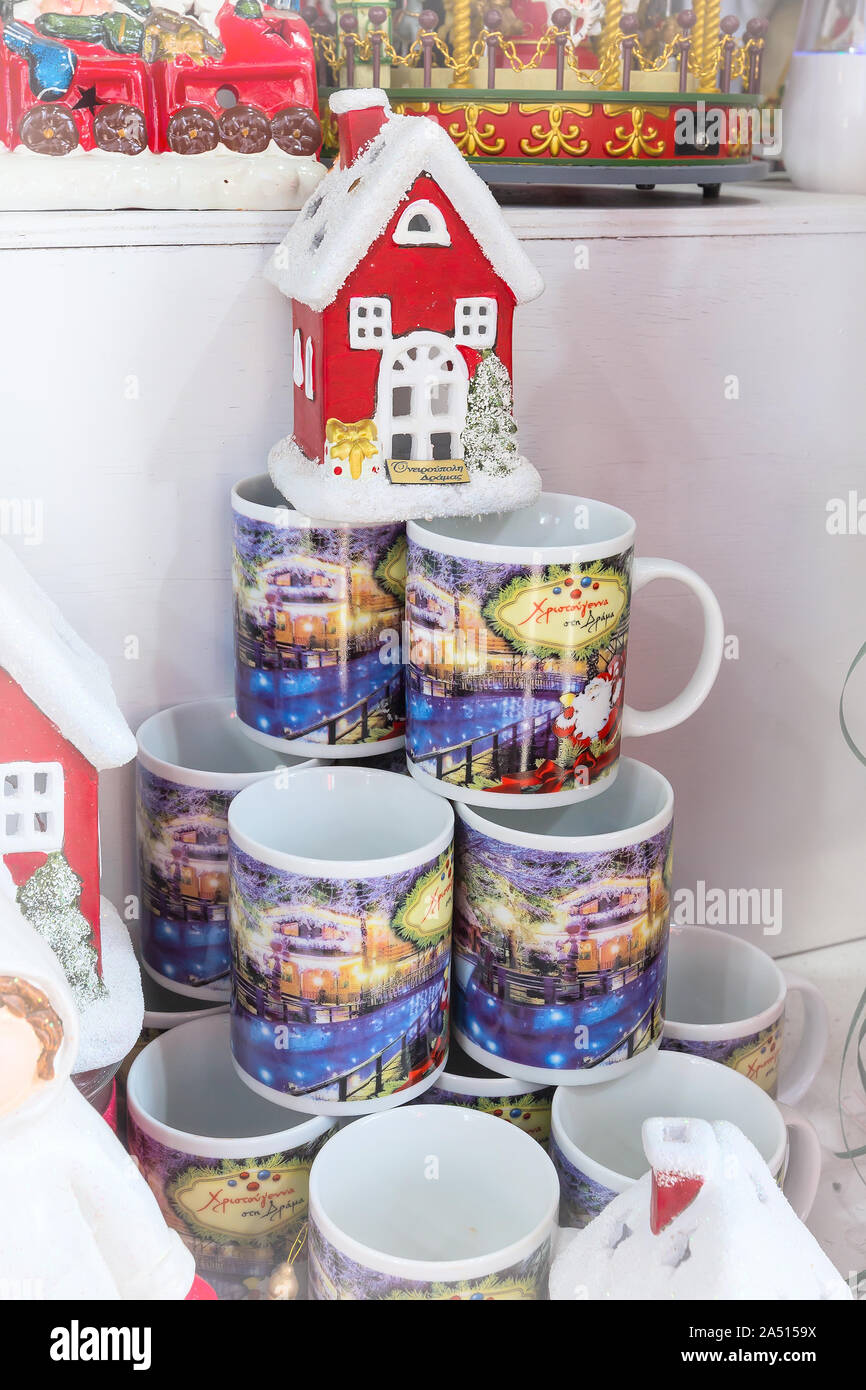 La Grèce, le théâtre - le 14 décembre 2016 : Marché de Noël européen grec avec décrochage différents cadeaux Banque D'Images