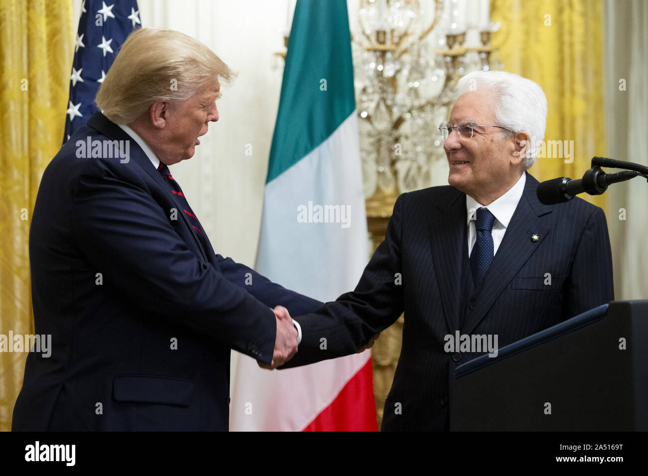 Washington, United States. 17 Oct, 2019. Le président Donald Trump (L), serre la main avec le président de l'Italie Sergio Mattarella (R) à une réception dans l'East Room de la Maison Blanche à Washington, DC Le 16 octobre 2010. Photo de Michael Reynolds/UPI UPI : Crédit/Alamy Live News Banque D'Images