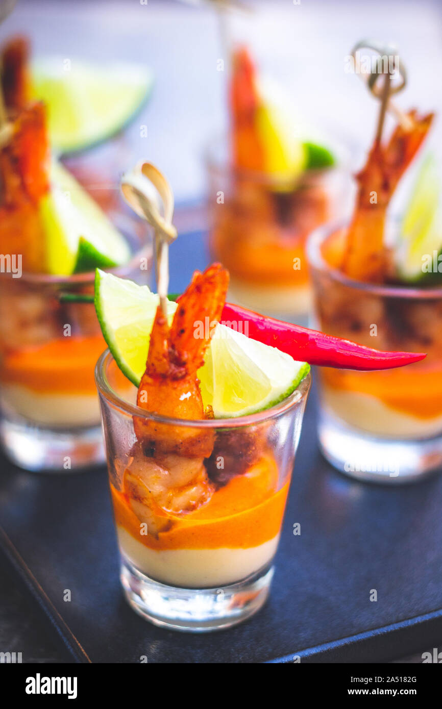 Brochette de Crevettes en sauce créole et cheesw crème glacée et sauce lime servi dans un verre Banque D'Images