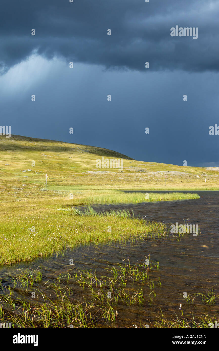 Lac à l'état sauvage avec des nuages de pluie le ciel Banque D'Images