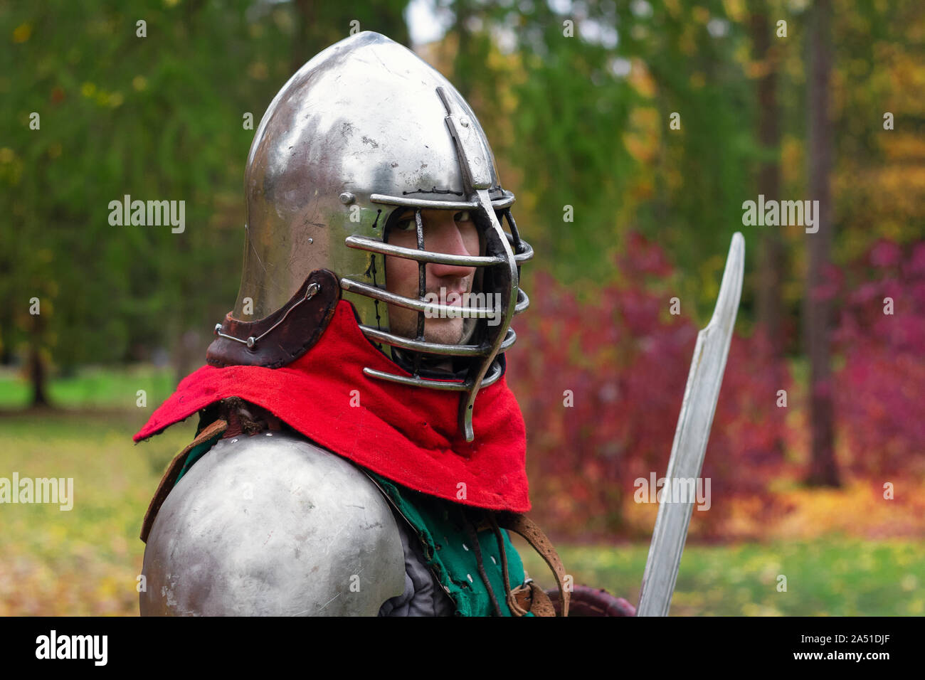 Portrait de chevalier casque garde royale médiévale fantastique de bravoure  wallpaper Photo Stock - Alamy