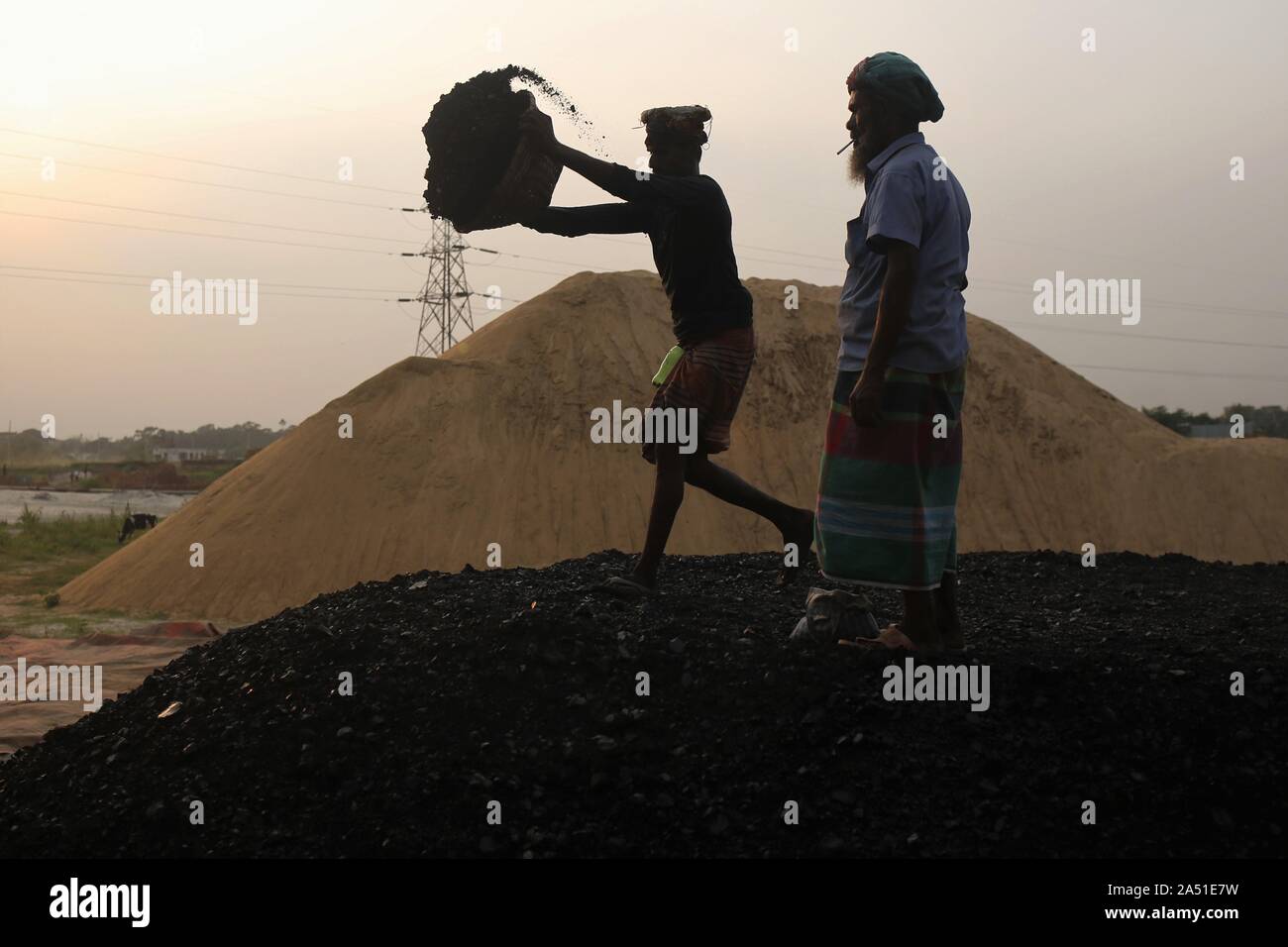 Dhaka, Bangladesh. 17 Oct, 2019. Un travailleur de déchargement du charbon à un marché à proximité d'une rivière dans la périphérie de Dacca. Credit : MD Mehedi Hasan/ZUMA/Alamy Fil Live News Banque D'Images