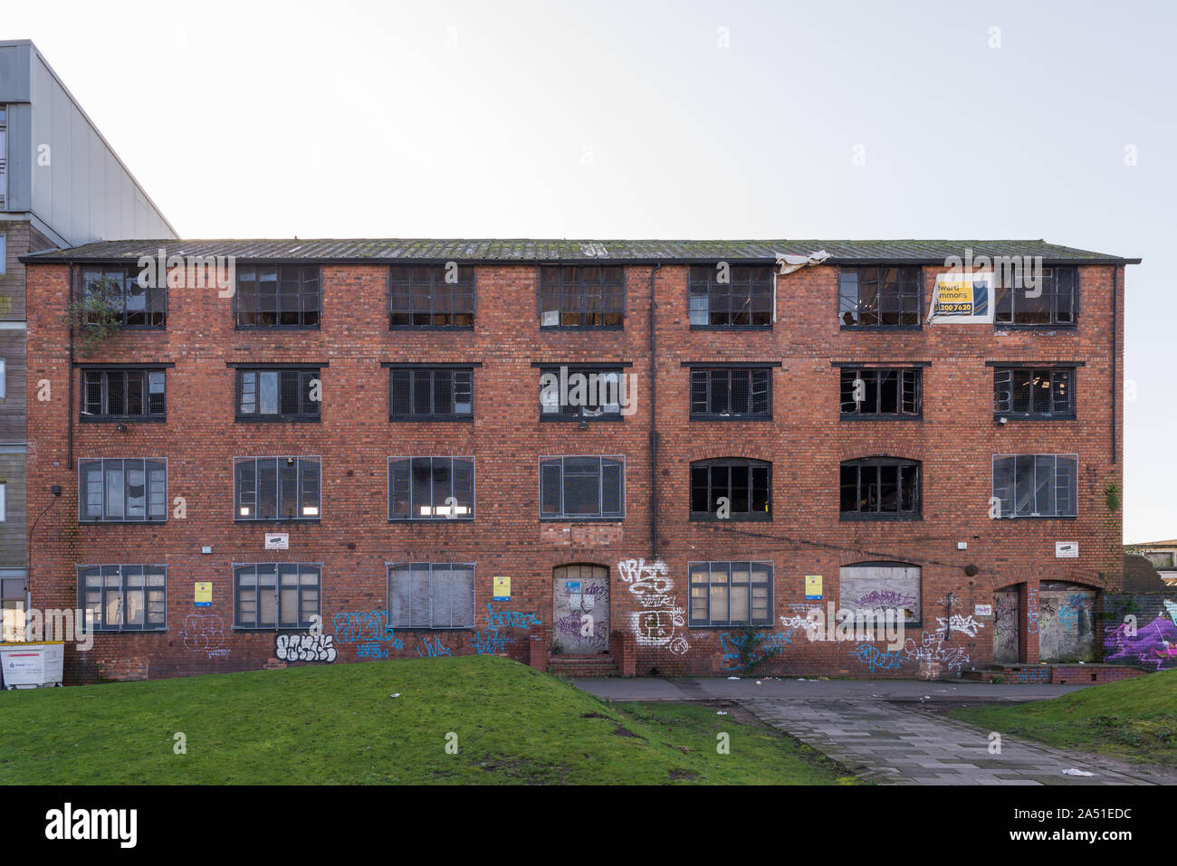Au bord de l'usine ou entrepôt abandonnés en attente d'aménagement en appartements par le canal au centre Walsall Walsall de dans les West Midlands, Royaume-Uni Banque D'Images