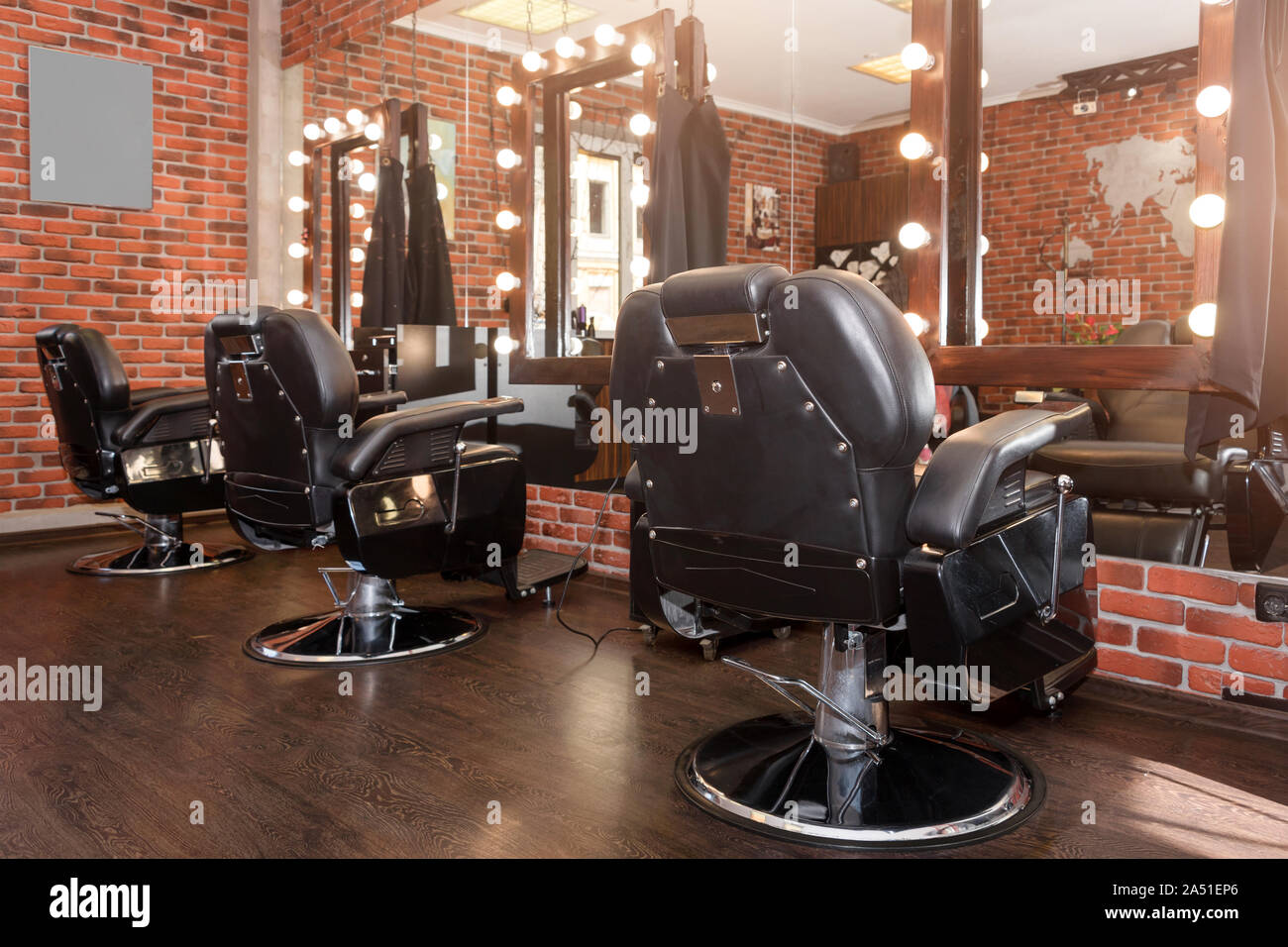 Vintage style coiffure des chaises. Coiffure moderne et d'un salon de  coiffure, un salon de coiffure pour hommes Photo Stock - Alamy
