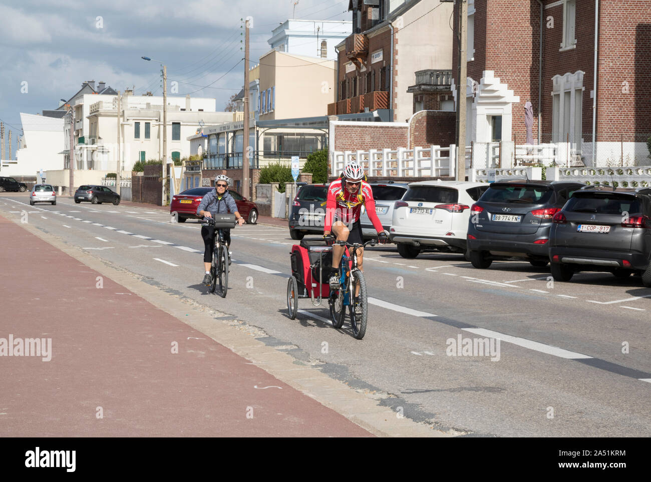 Les cyclistes dans la piste cyclable séparée, Le Crotoy, Picardie Banque D'Images Les cyclistes dans la piste cyclable séparée, Le Crotoy, Picardie Banque D'Images