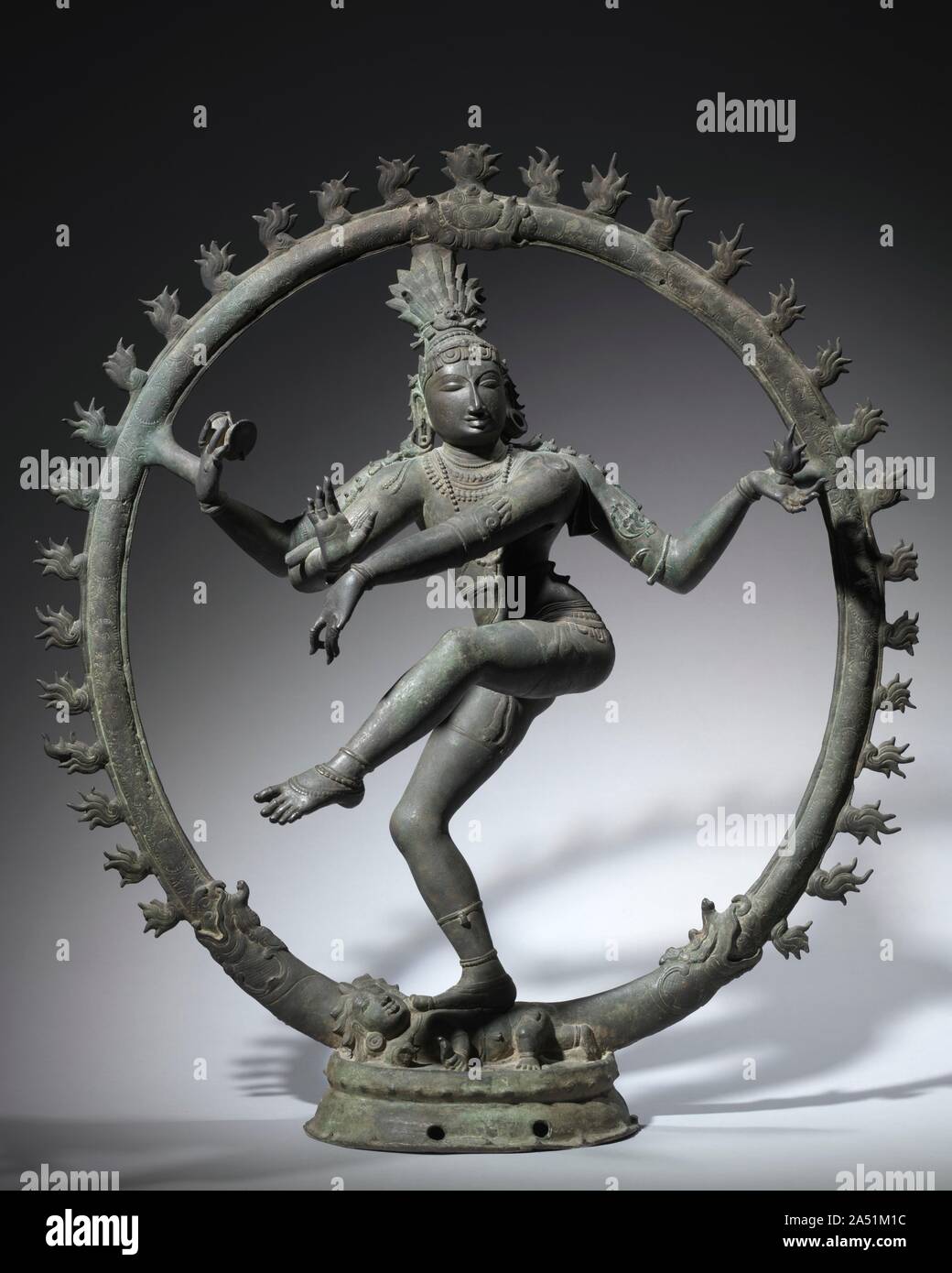 Comme Shiva Nataraja, le Seigneur de la danse, 1000s. L'un des plus célèbres formes sculpturales dans l'histoire de l'art indien, cet élégant et dynamique figure incarne une partie de l'Hindouisme&# x2019;s la plupart des principes fondamentaux. Selon pensée hindoue, le temps est cyclique ; le monde est créé, entretenu, conservé pour un temps, puis détruits, seulement à être créée de nouveau un nombre infini de fois. Pour ceux qui considèrent les hindous Shiva à être le tout-puissant créateur de la divinité, il est responsable à la fois de la création et de la destruction. L'anneau de feu et la langue de flammes qu'il tient dans sa main gauche, reportez-vous à la destruction, un Banque D'Images