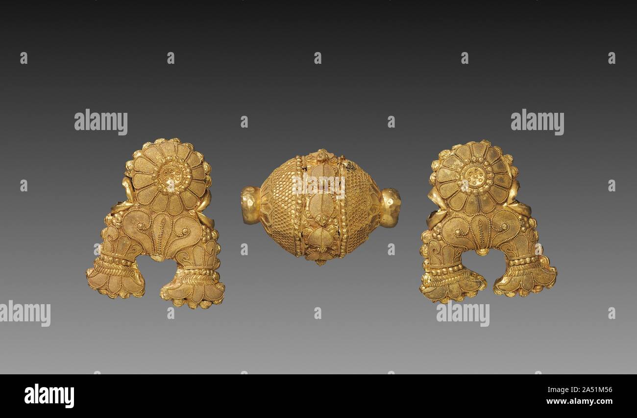 Cordon Collier et paire de pendentifs en forme d'un symbole de bon augure, ch. 150 BC. Ces pendentifs sont sous la forme de symboles auspicieux. Un collier avec pendentifs dans ces formes peuvent être vus dans la représentation d'un collier l'émission à partir d'un rhizome de lotus sur la pierre d'adaptation à la gauche. Banque D'Images