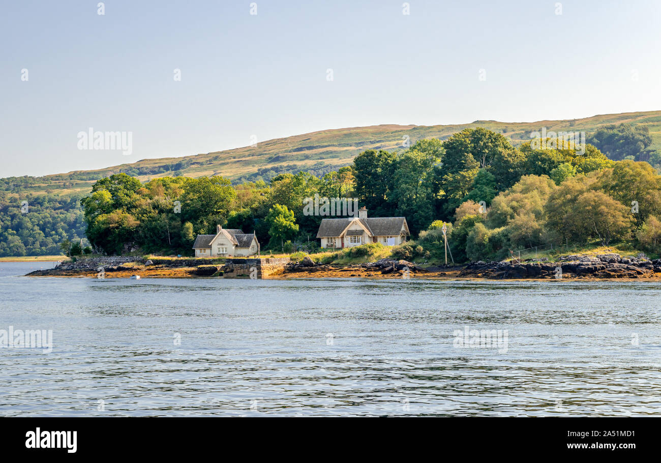Deux chambres d'hôtes donnant sur le Loch Aline, près de l'embouchure du Loch. Loch Aline est un petit lac d'eau salée, Lochaber, Morvern dans dans les Highlands écossais. Banque D'Images