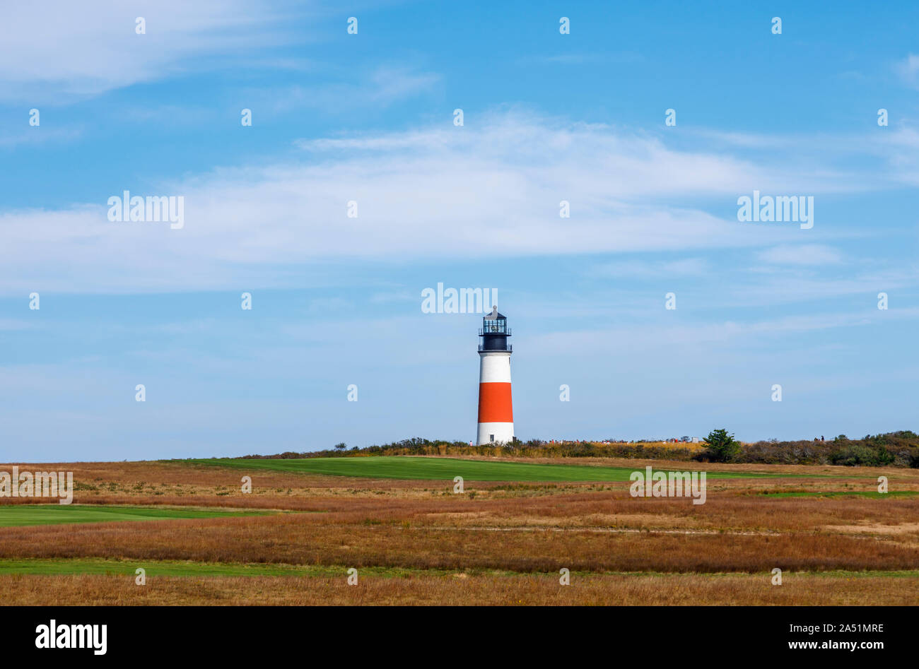 Vue sur l'horizon de rouge et blanc Sankaty Head Light et un terrain de golf, Siasconset, Nantucket Island, Cape Cod, Massachusetts, New England, USA Banque D'Images