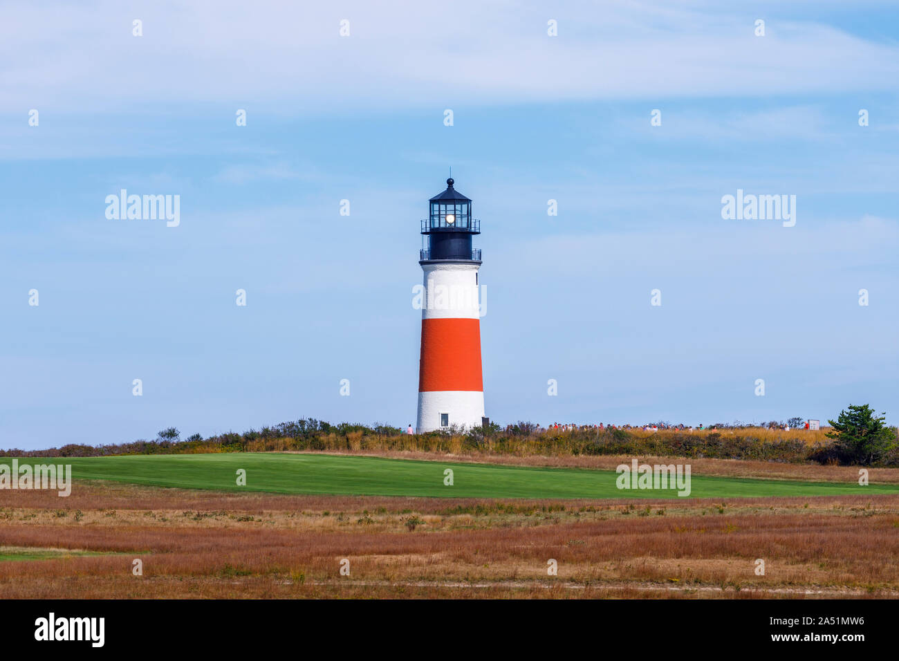 Vue sur l'horizon de rouge et blanc Sankaty Head Light et un terrain de golf, Siasconset, Nantucket Island, Cape Cod, Massachusetts, New England, USA Banque D'Images