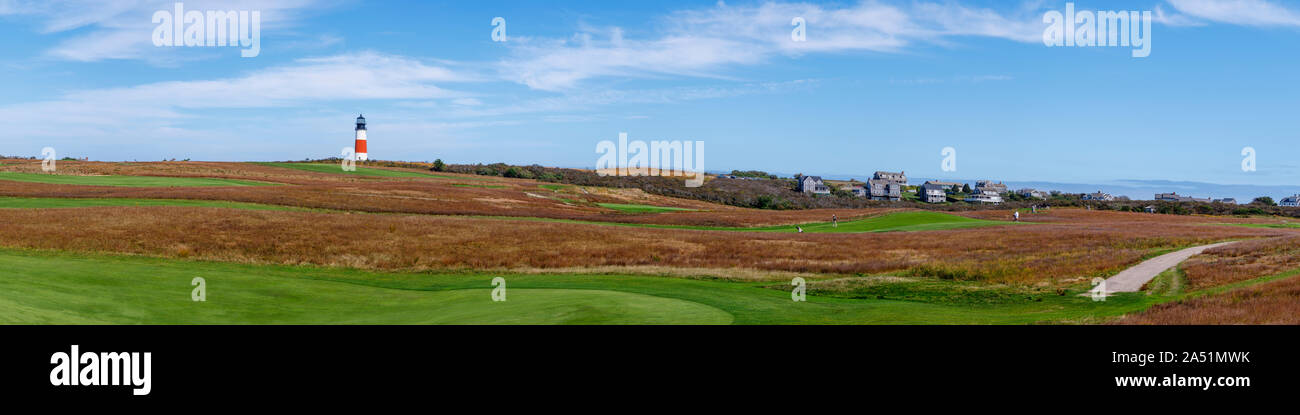 Vue panoramique de rouge et blanc Sankaty Head Lighthouse et golf, Nantucket Island, Cape Cod, Massachusetts, New England, USA, un jour ensoleillé Banque D'Images