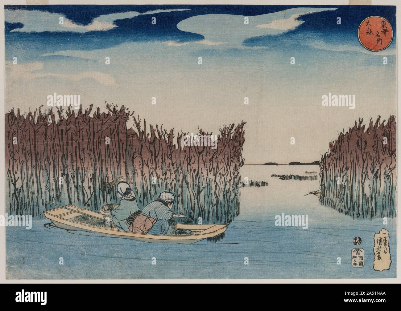 Omori, de la série lieux célèbres dans l'Est de la capitale, début des années 1830. Sites autour de Edo (aujourd'hui Tokyo) ont été sujets populaires de l'ukiyo-e (images du monde flottant) imprime au début des années 1800. La calligraphie dans le cercle rouge sur le coin supérieur droit est le titre de la série, les lieux célèbres de la capitale de l'Est . L'Omori, sur la baie d'Edo a quelques kilomètres au sud d'Edo, était connu pour sa culture de nori, les feuilles d'algues égosillait souvent enroulé autour de boules de riz ou rouleaux de sushi. Utagawa Kuniyoshi représentées deux femmes provenant de la culture d'algues collecte d'appoint. On utilise des chopsti Banque D'Images