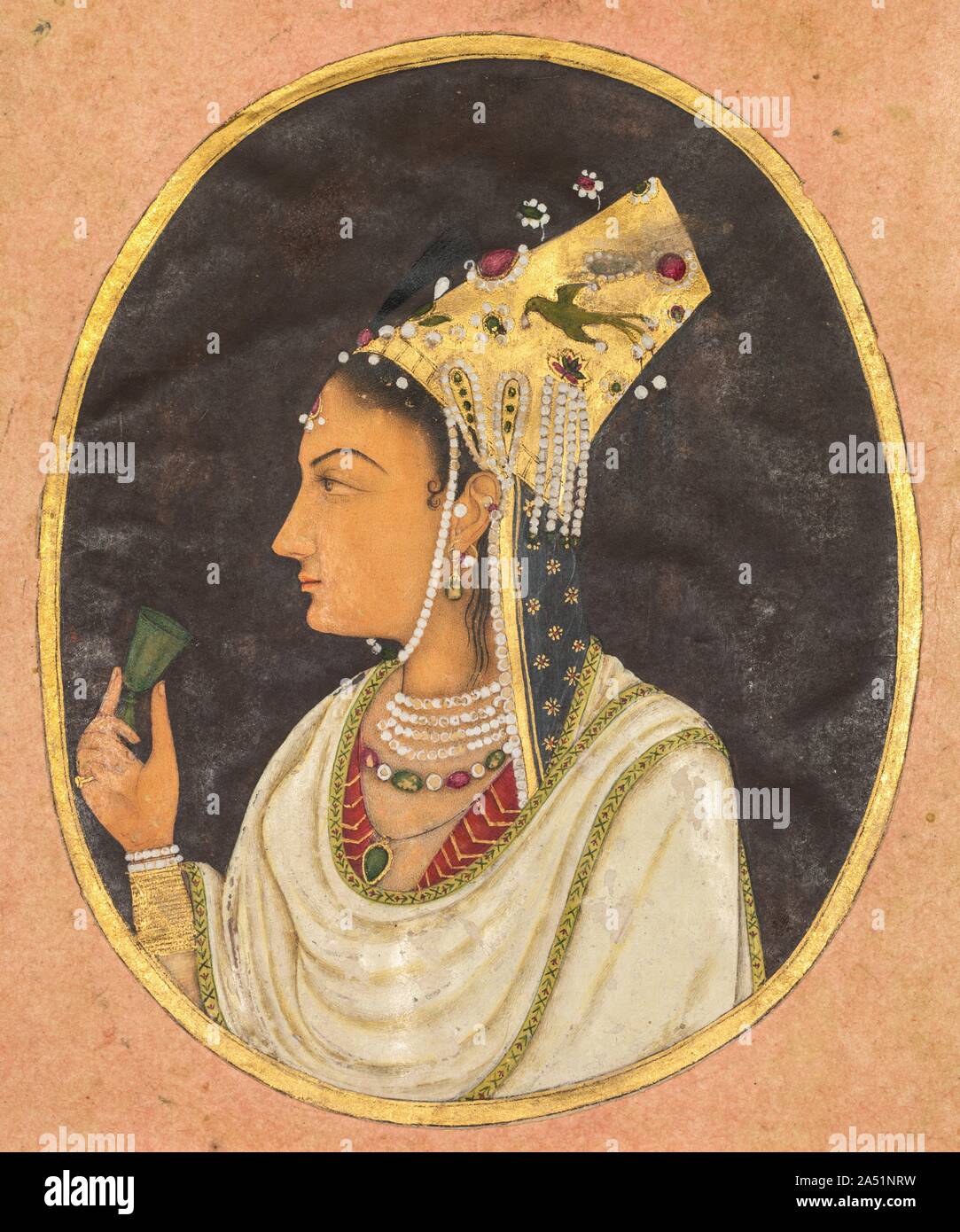 Portrait ovale d'une femme dans un Chaghtai hat, ch. 1740-50. Le grand, en forme de chapeau est un élément de la tenue vestimentaire des Autochtones des Moghols de l'est l'Ouzbékistan. Des ethnies mongoles et turques mixte, ils parlaient une langue turque connue sous le nom de Djaghataï. Djaghataï fait référence au nom du fils de le mongol Gengis Khan (Gengis), qui a gouverné cette région d'Asie centrale de 1246 à 1282. Cette femme&# x2019;s hat a été jalonnée de bijoux et colliers de perles. Le format portrait jewel qui était autrefois réservée à l'empereur a maintenant été élargi pour inclure les dames de la cour. La femme est titulaire d'un jade wi Banque D'Images