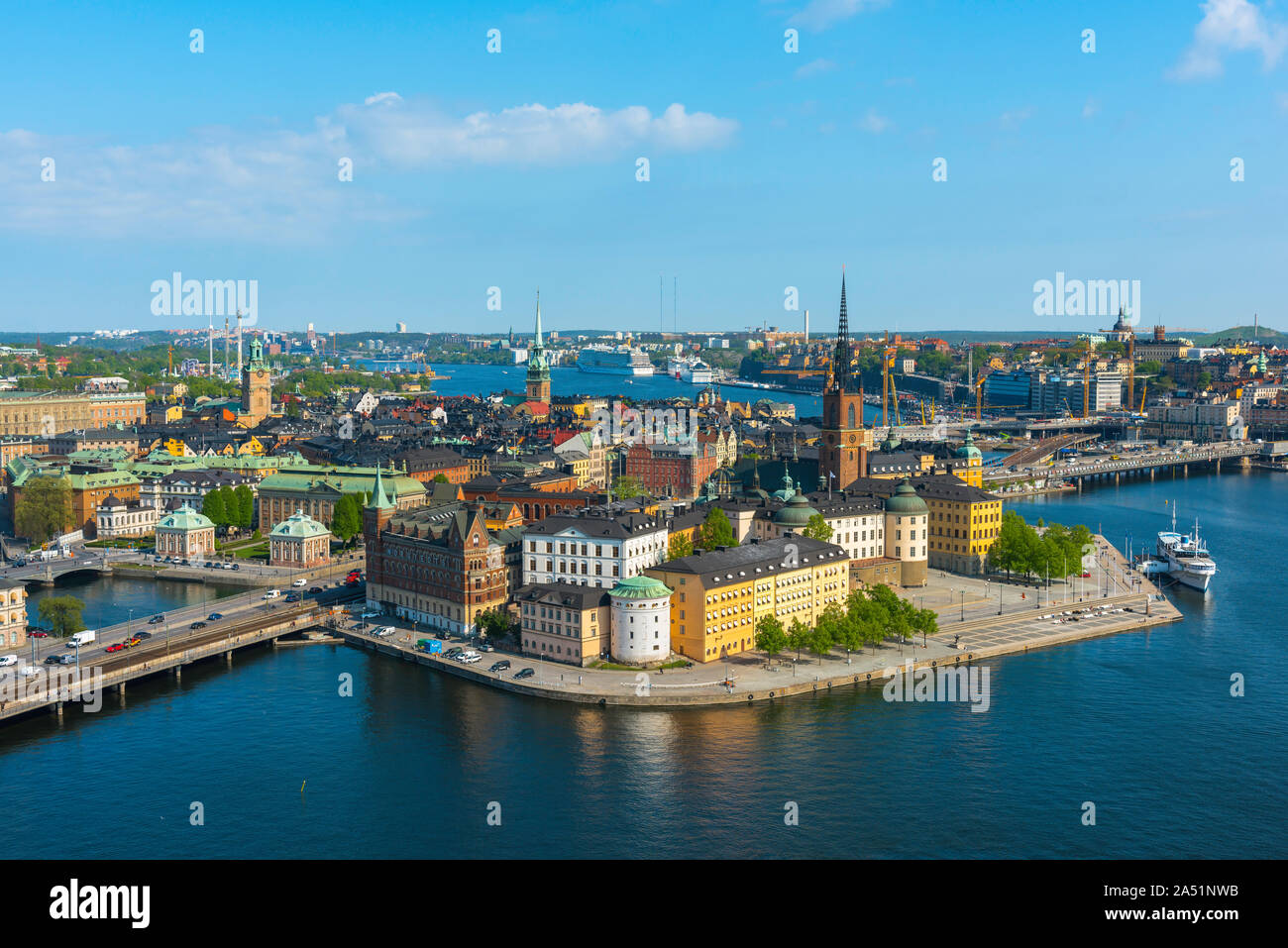La Suède l'été, l'été en vue de l'île de Riddarholmen et au-delà) Gamla Stan (vieille ville, quartier touristique du centre de Stockholm, Suède. Banque D'Images