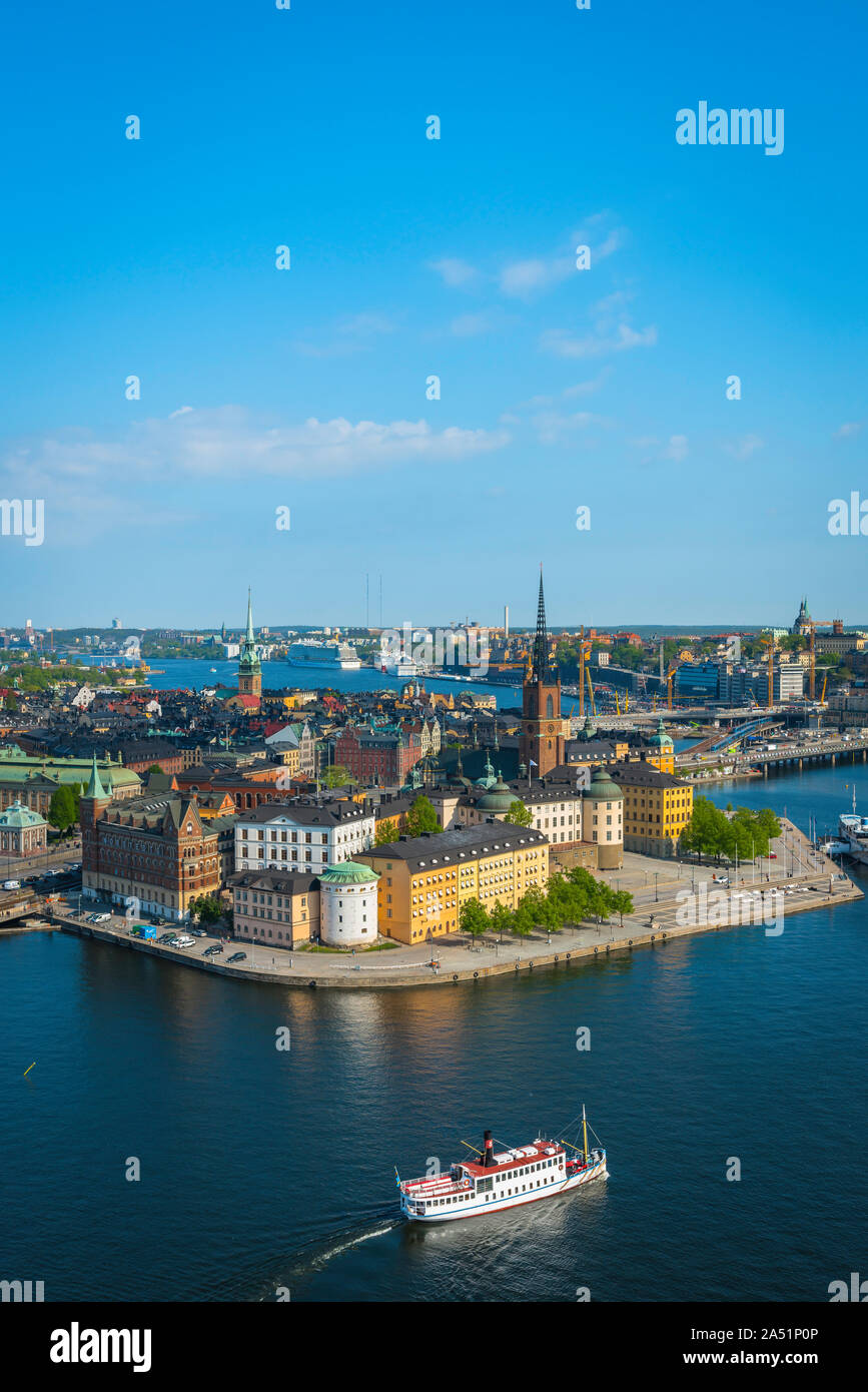 Suède été, vue en été de la pittoresque île de Riddarholmen et (au-delà) Gamla Stan vieille ville du quartier touristique, centre de Stockholm, Suède. Banque D'Images