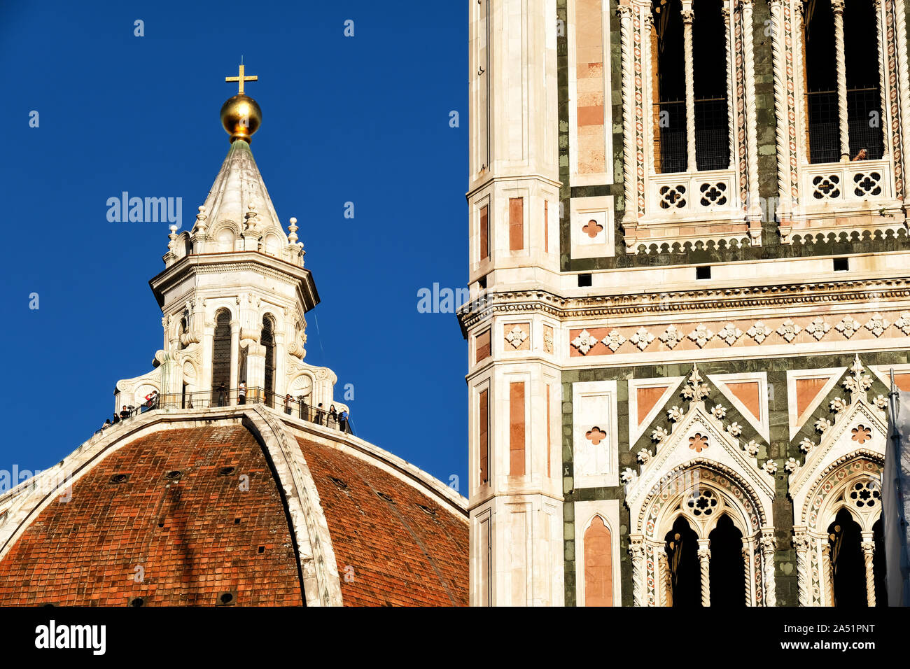 Le clocher de Giotto et détail de la lanterne du Dôme de Santa Maria del Fiore, Florence, Italie Banque D'Images
