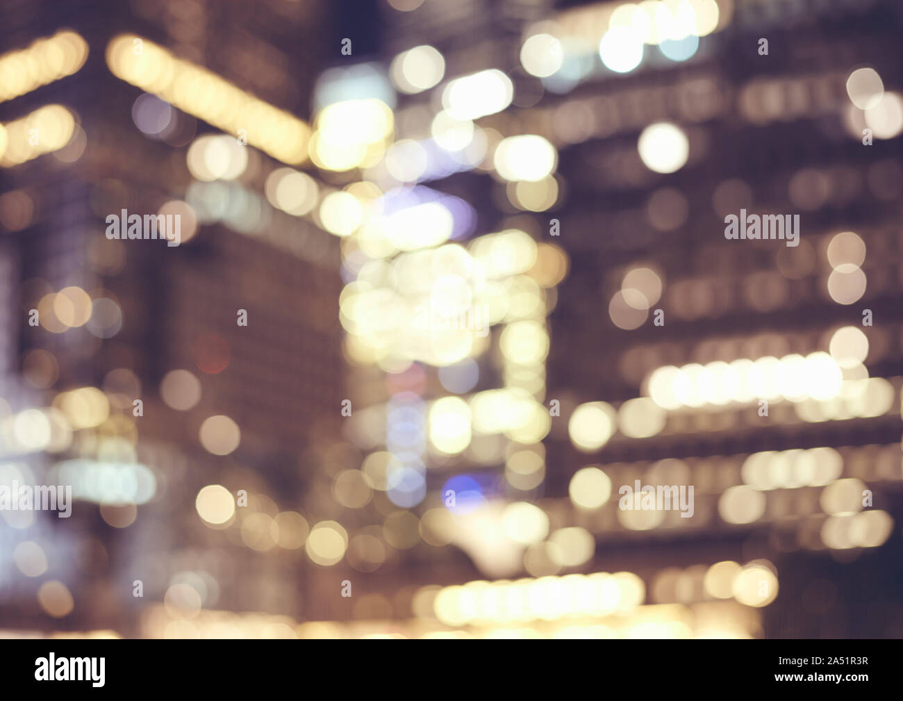 Les lumières de la ville floues tons couleur de nuit, urban abstract background. Banque D'Images