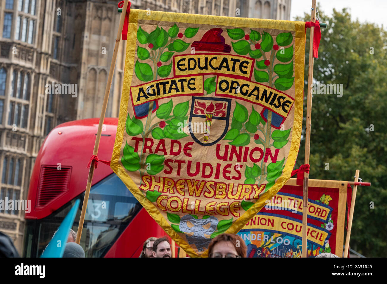 Londres, Royaume-Uni. 17 Oct, 2019. L'éducation nationale grève de l'Union et en mars à l'appui d'une augmentation de salaire pour les enseignants dans les collèges. Crédit : Ian Davidson/Alamy Live News Banque D'Images