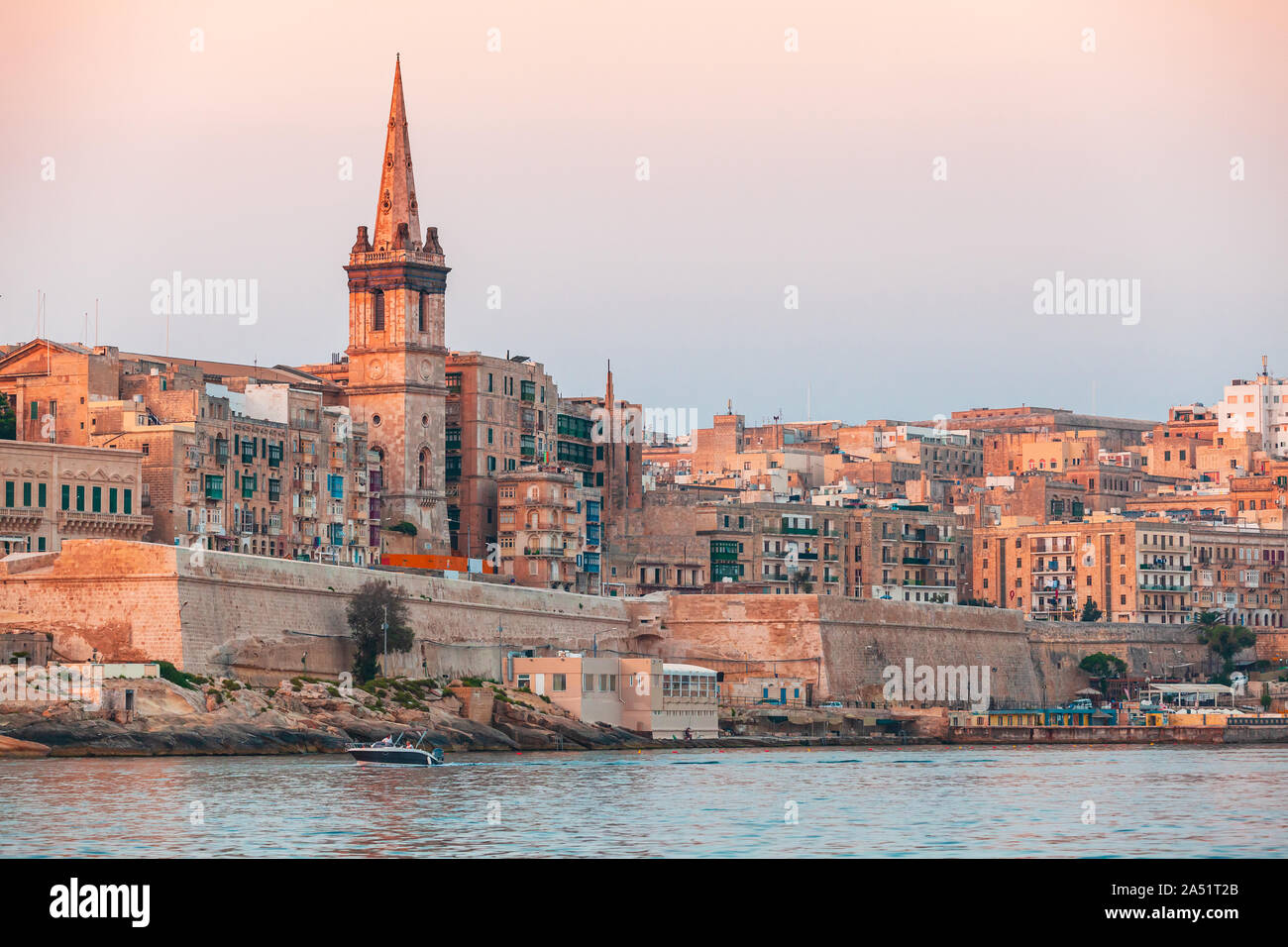 La Valette, Malte. Paysage côtier de la capitale maltaise au lever du soleil Banque D'Images