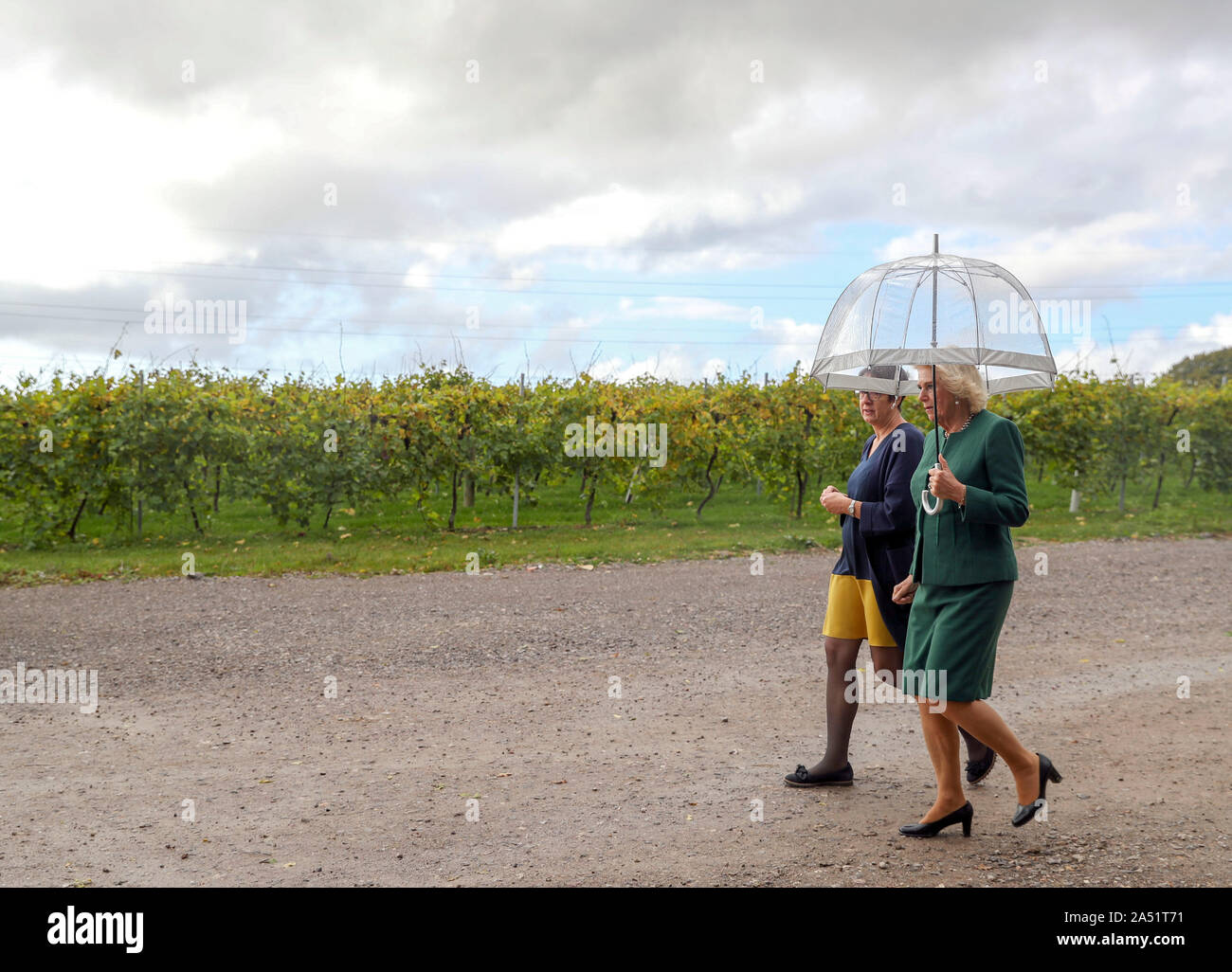 La duchesse de Cornouailles, Président de vin GO, (à droite) avec Sam Linter, directeur général et chef de vin au cours d'une visite au domaine viticole Bolney de Haywards Heath, dans le Sussex. Banque D'Images