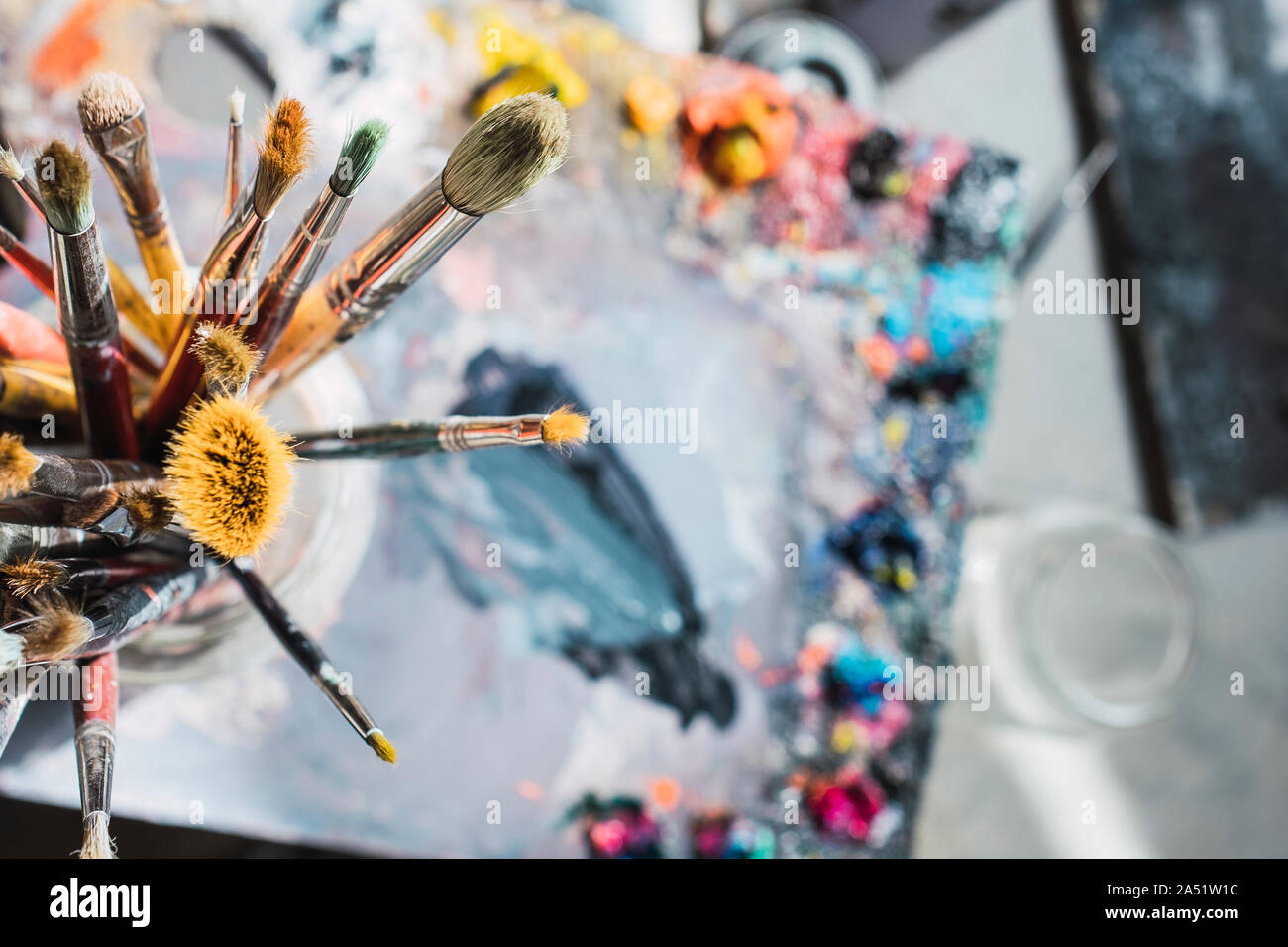 Utilisé et peint les pinceaux sur une palette de couleurs Banque D'Images