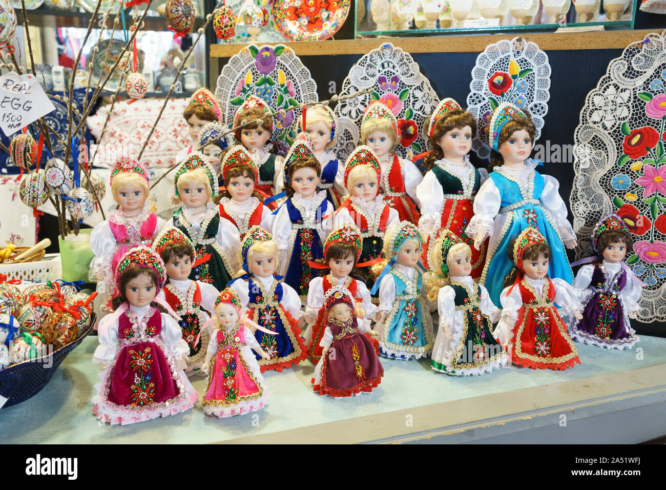 Paris, France - Oct 15, 2019 : souvenir traditionnel hongrois poupées, marché central de Budapest Banque D'Images