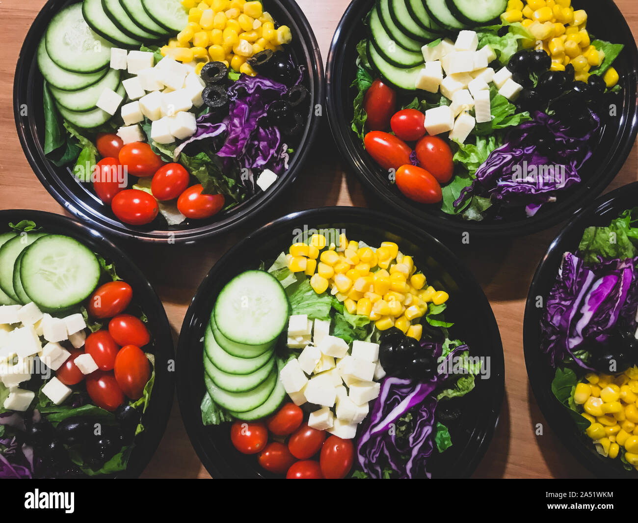 Des salades colorées dans les boîtes Bento prêt à effectuer pour le déjeuner. Banque D'Images