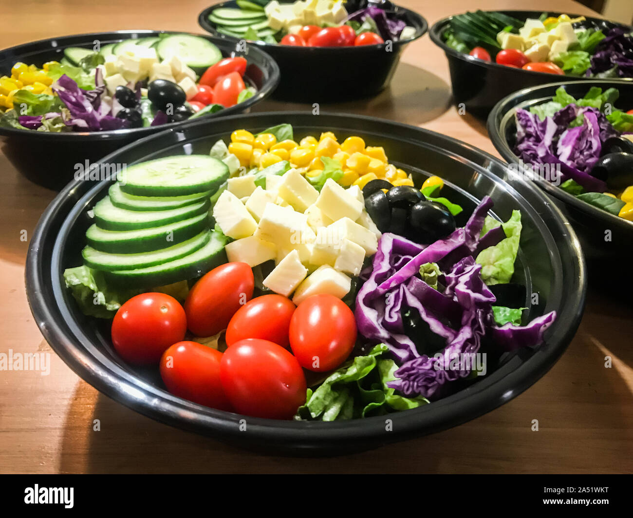 Des salades colorées faites dans les boîtes Bento à effectuer pour le déjeuner. Banque D'Images