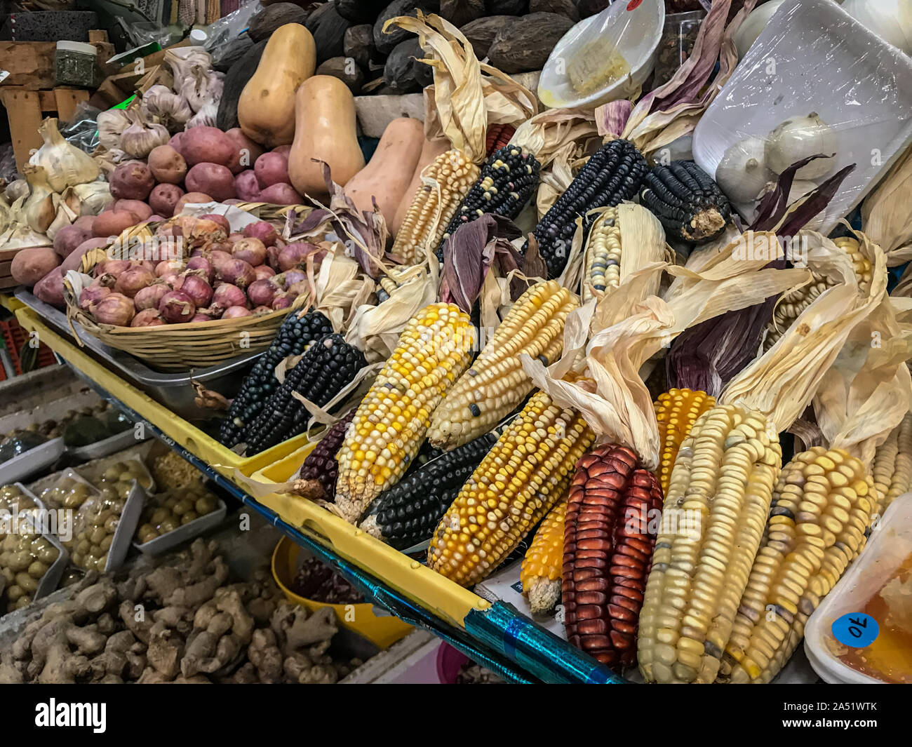 Le maïs jaune et bleu à vendre à déshydratés marché mexicain. Banque D'Images