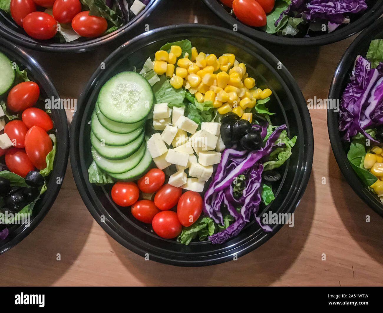 Des salades colorées dans les boîtes Bento prêt à effectuer pour le déjeuner. Banque D'Images