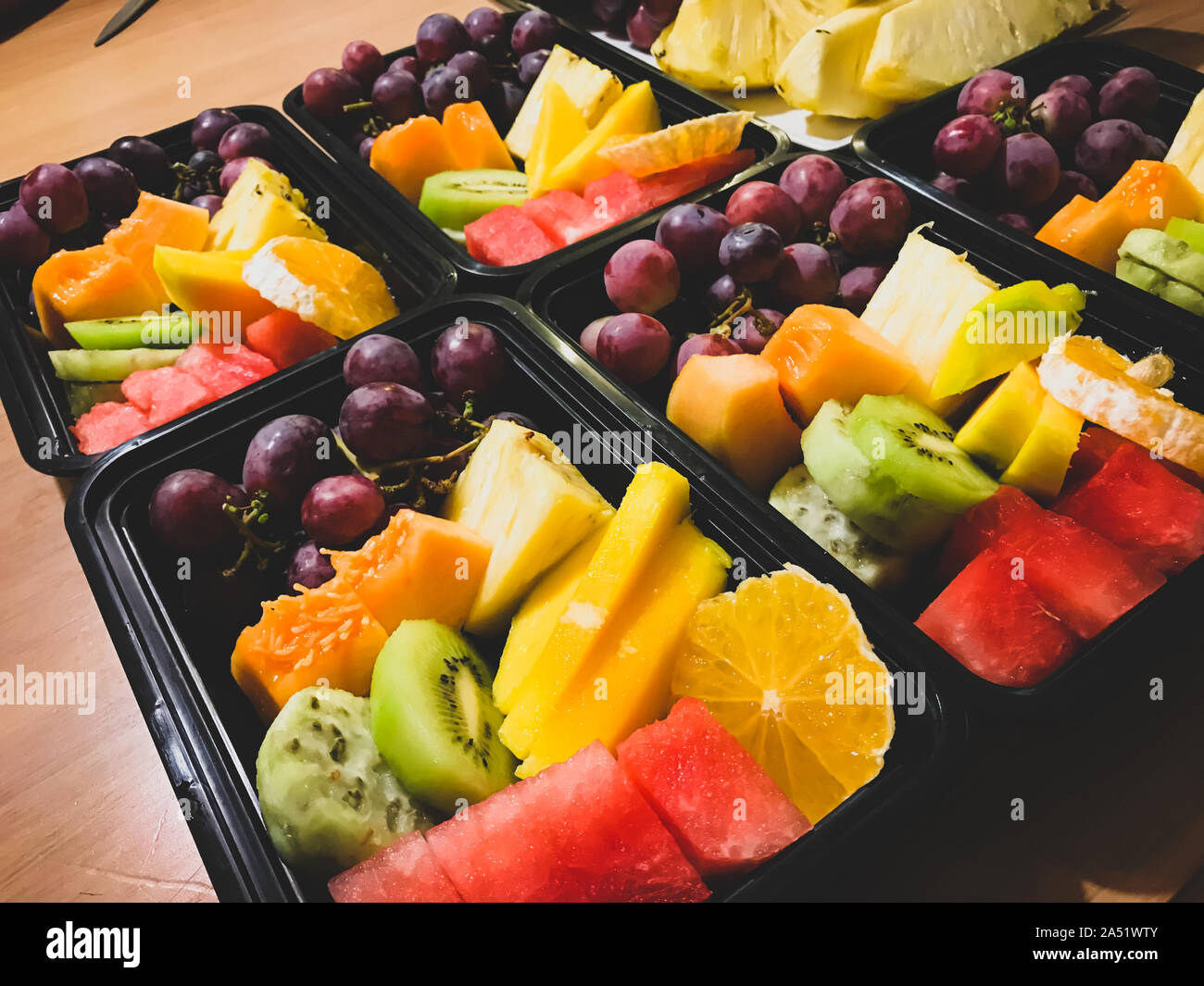 Les fruits préparés dans des boîtes bento prêt pour le déjeuner de la semaine. Banque D'Images