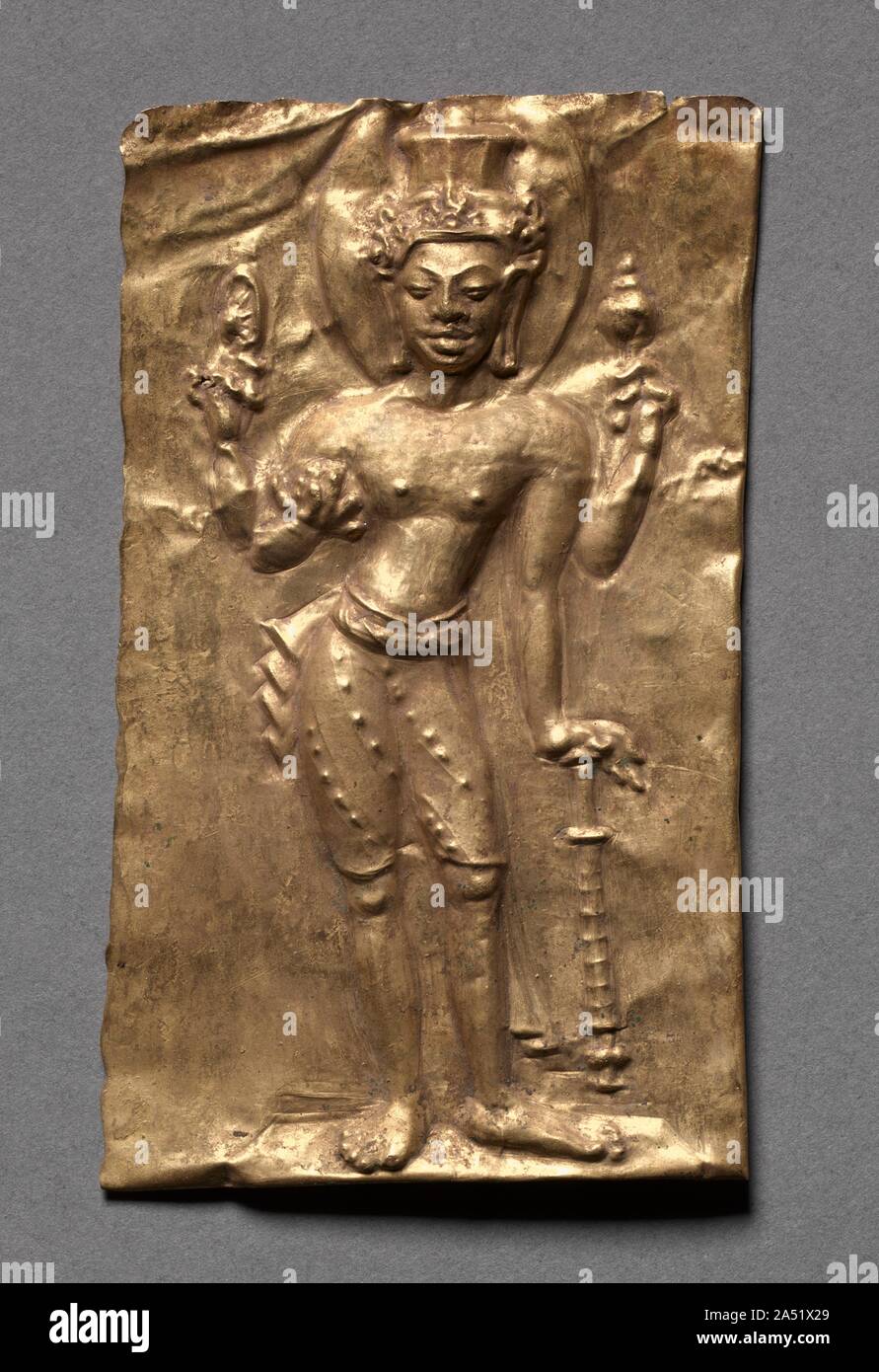 Plaque avec Vishnu, ch. 600s. Des images faites en Inde au cours de la période Gupta (ad 300s à 600s) ont été influents dans l'élaboration du développement précoce de l'art bouddhiste et hindoue en Asie du sud-est. Ce jeton d'or représente le dieu hindou Vishnu, identifiés par la couronne, à sommet plat, ses quatre bras, et d'attributs : roue, conque, club, et des mottes de terre. Remarquable pour son naturalisme est le raccourcissement de son pied droit. Ces objets ont été fabriqués en or précieux d'être sécrétée sous une pierre sacrée icône dans la Thaïlande ou le Cambodge pour infuser le temple avec la richesse et la gloire. Banque D'Images