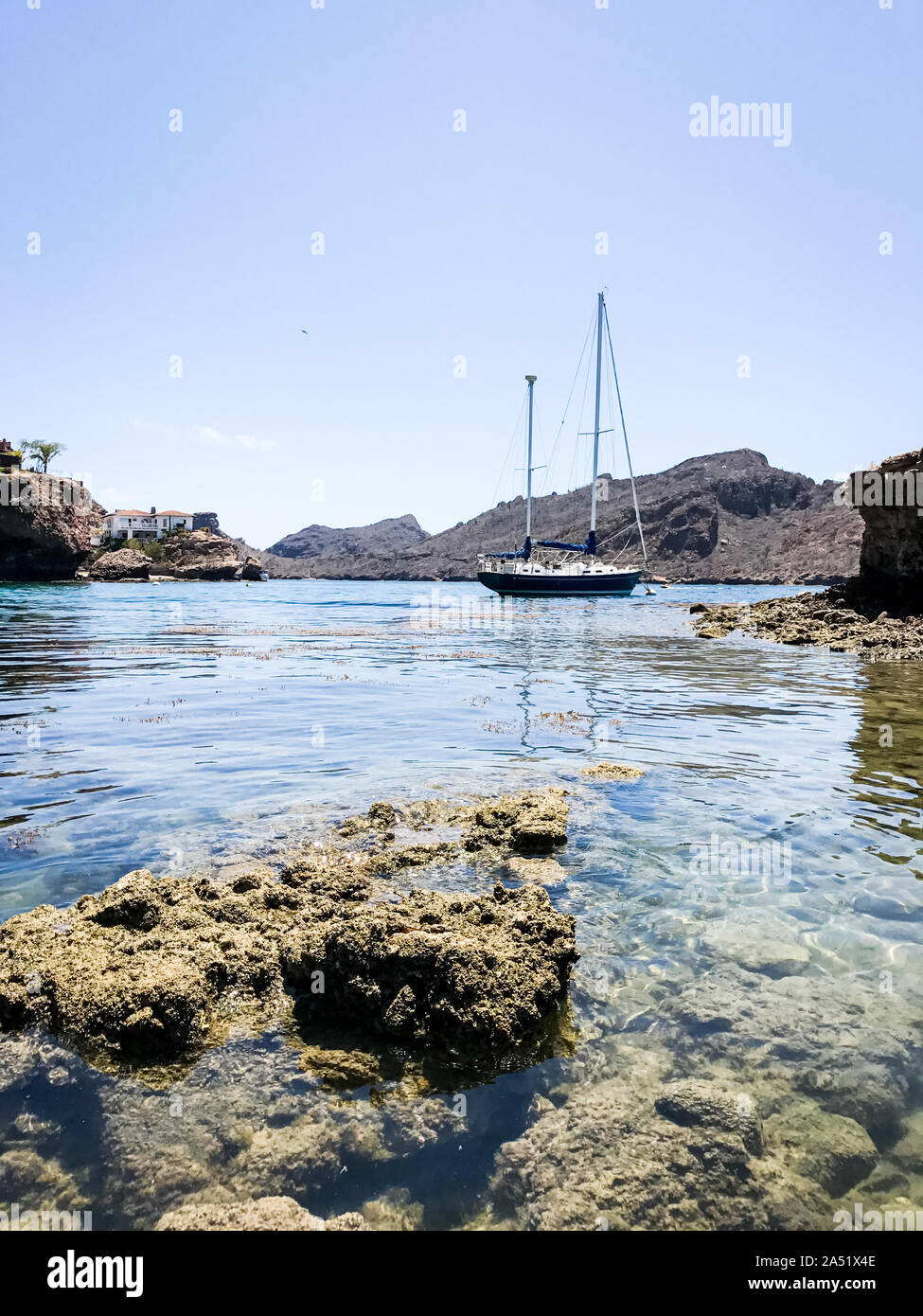 Un voilier et l'eau cristalline de la mer de Cortez au Mexique Sonora Banque D'Images