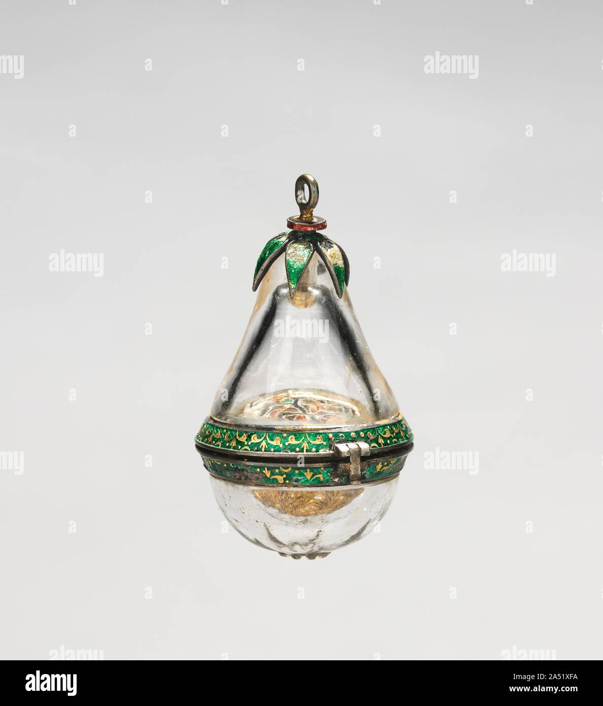 Pot-pourri, 17ème-18ème siècle. Ce petit flacon en forme de poire porté  attaché à une ceinture fléchée aurait tenu l'eau ou d'huile parfumée. Le  couvercle s'ouvre pour révéler un sprinkleur perforée décorée avec