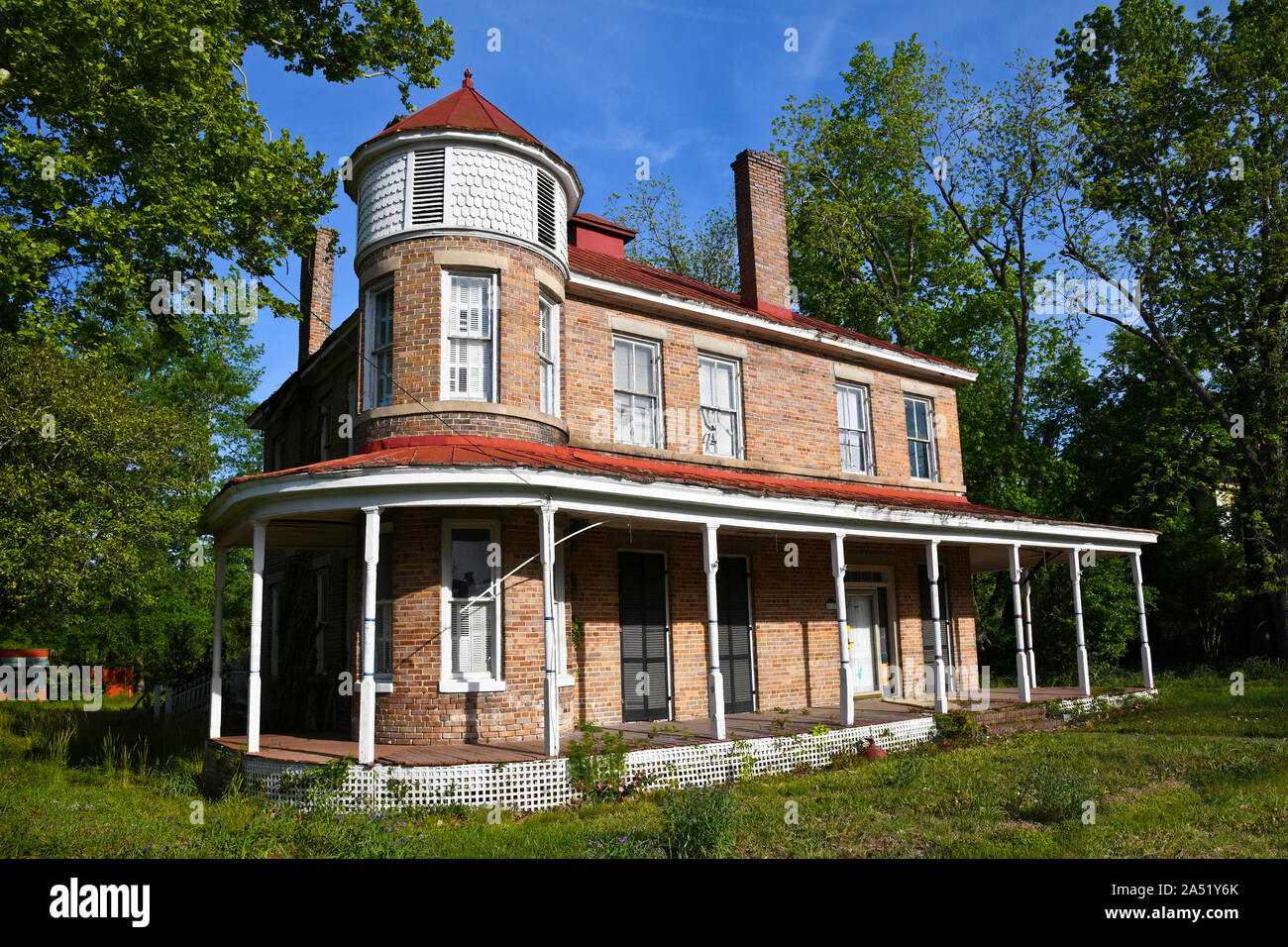 Une vieille maison de deux étages abandonnés dans une petite ville rurale du sud Banque D'Images