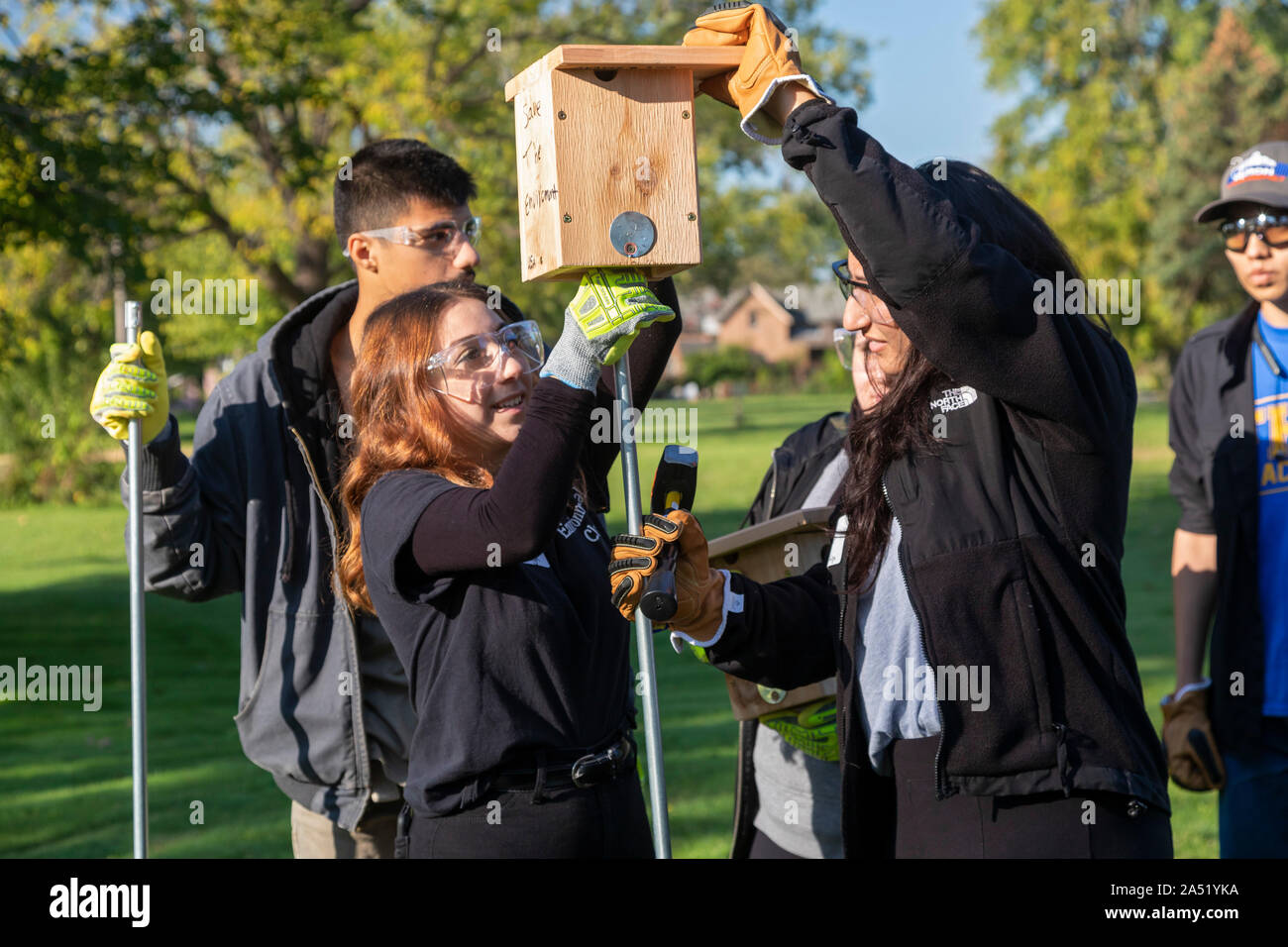 Detroit, Michigan - Des élèves de Fordson High School Club environnemental de l'installation de boîtes bluebird qu'ils ont pris dans les jardins de Marathon, un vert de 100 acres Banque D'Images