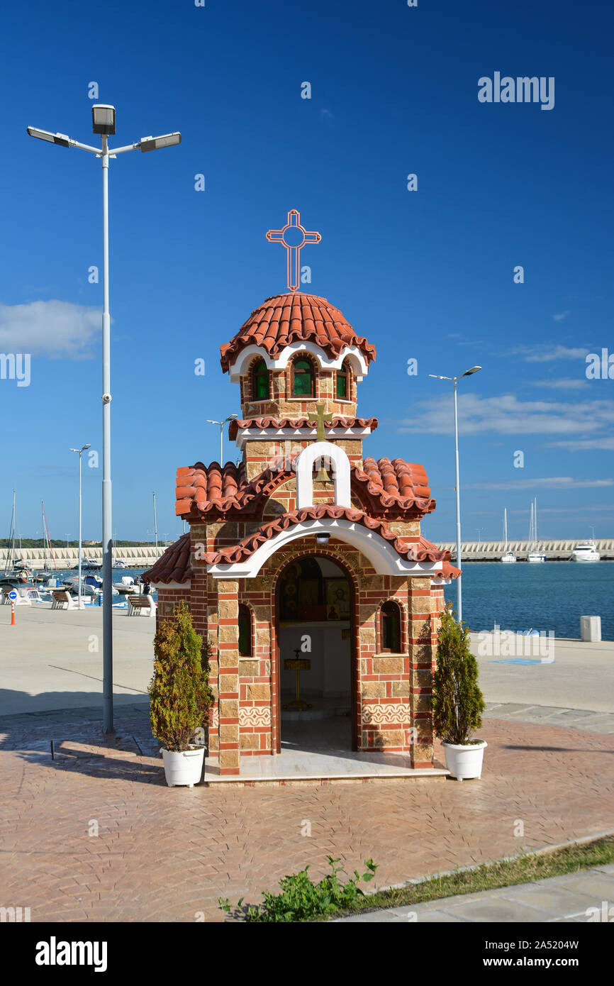 BURGAS, BULGARIE - le 9 octobre 2019 : Christian temple orthodoxe de Saint Nicolas le Thaumaturge à Supetar port de pêche près de Burgas, Bulgarie. Banque D'Images