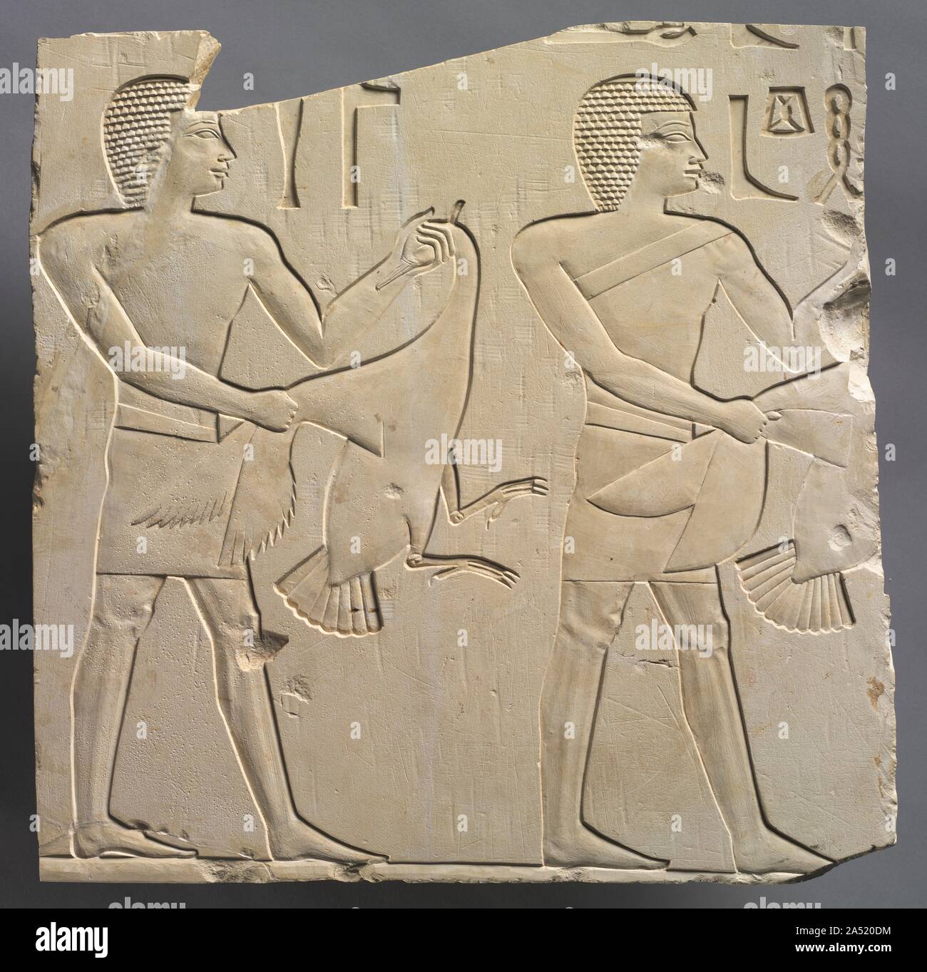 Prophète et Lector-Priest avec des offres d'oies, c. 667-647 BC. Deux prêtres de rang différent apportent des offrandes de bernaches vivent à être tués rituellement pour la tombe de l'occupant. C'est dans l'allégement engloutie dans le style de l'ancien royaume plus tard. Banque D'Images