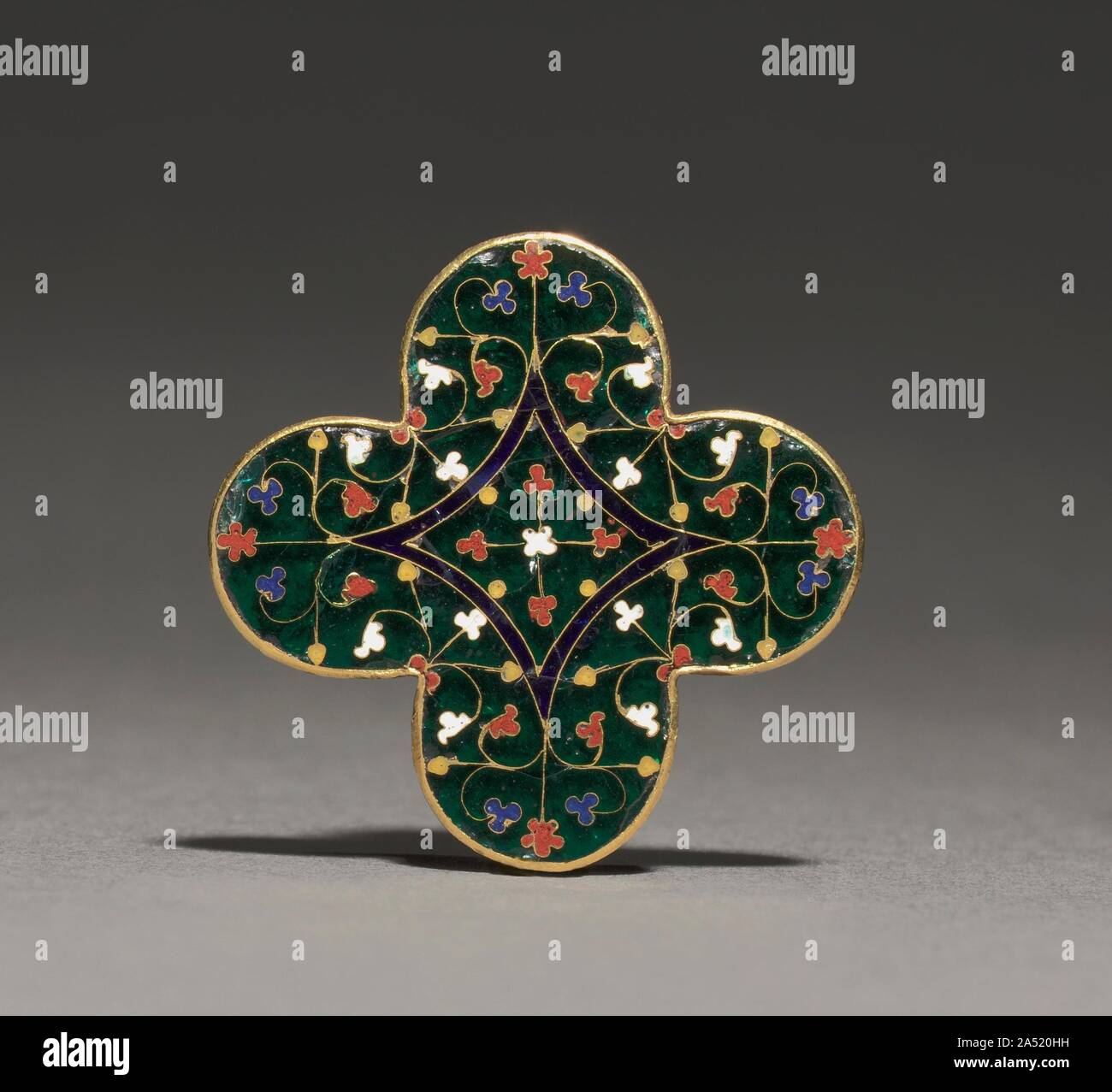 Quatrilobed Plaque, c. 1300-1310. Ce rare plaque à quatre lobes est un superbe exemple de &# xe9;mail de plique un virtuose , méthode d'émaillage populaires à Paris au cours de la fin 1200s avec la cour de Philippe le Bel (règne 1285-1314). Plaques de ce genre ont été préparés à l'avance pour être joint aux grands travaux publics, y compris les croix, les calices, reliquaires, ou même cousue dans des tissus précieux pour la décoration. Compte tenu de la forme très unique de la plaque il est certain d'avoir été créé pour une commission spécifique. Banque D'Images