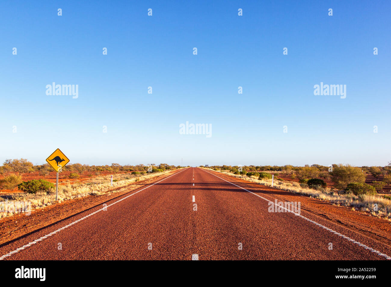 Kangaroo Panneau routier sur la route de l'outback Stuart Highway reliant Port Augusta, Australie du Sud avec Alice Springs, Territoire du Nord, Australie Banque D'Images