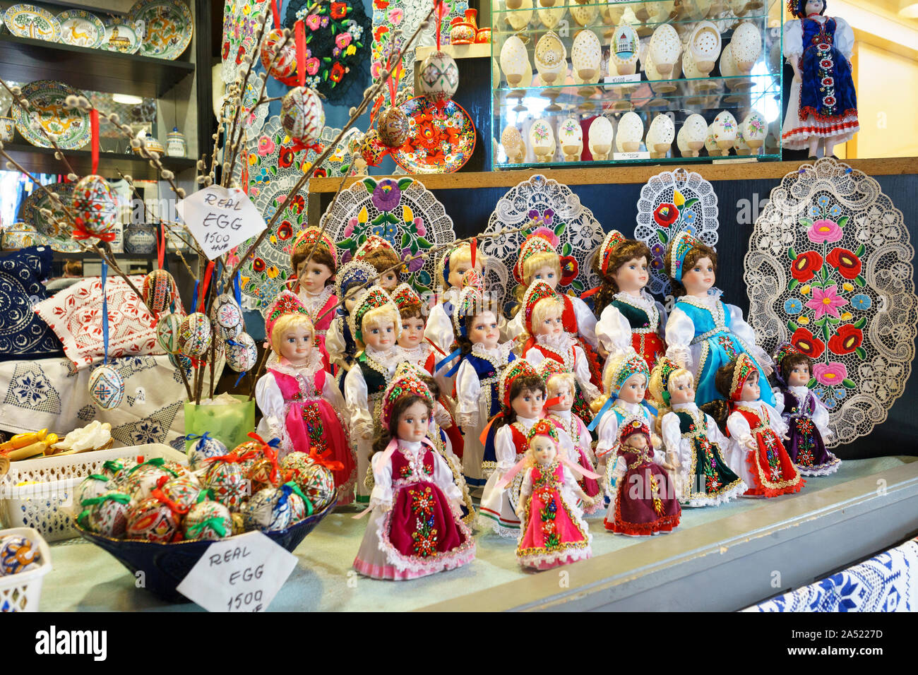 Budapest, Hongrie - 14 Oct 2019 : souvenir traditionnel hongrois poupées, marché central de Budapest Banque D'Images