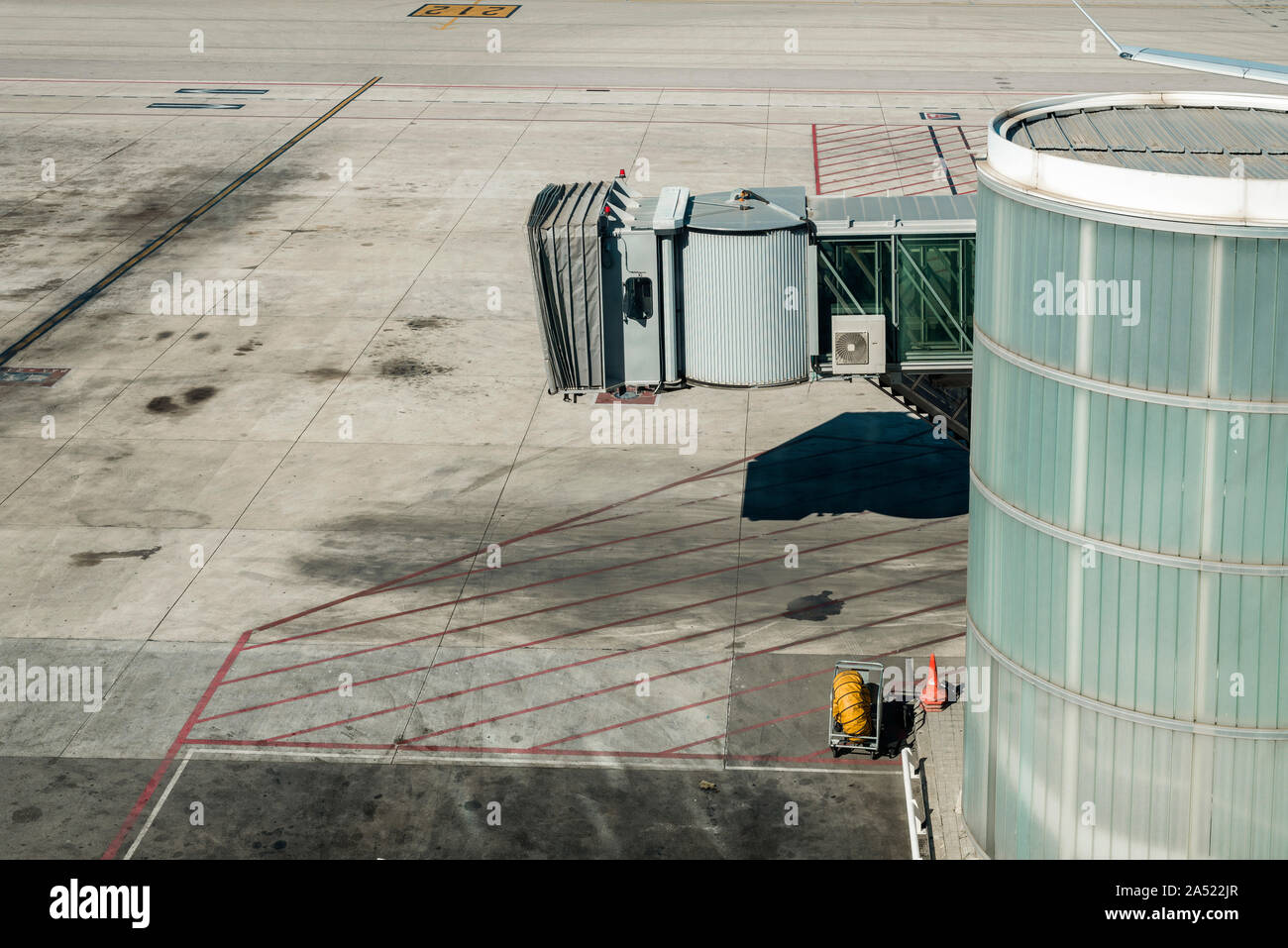 L'aéroport vide extérieur porte par journée ensoleillée Banque D'Images