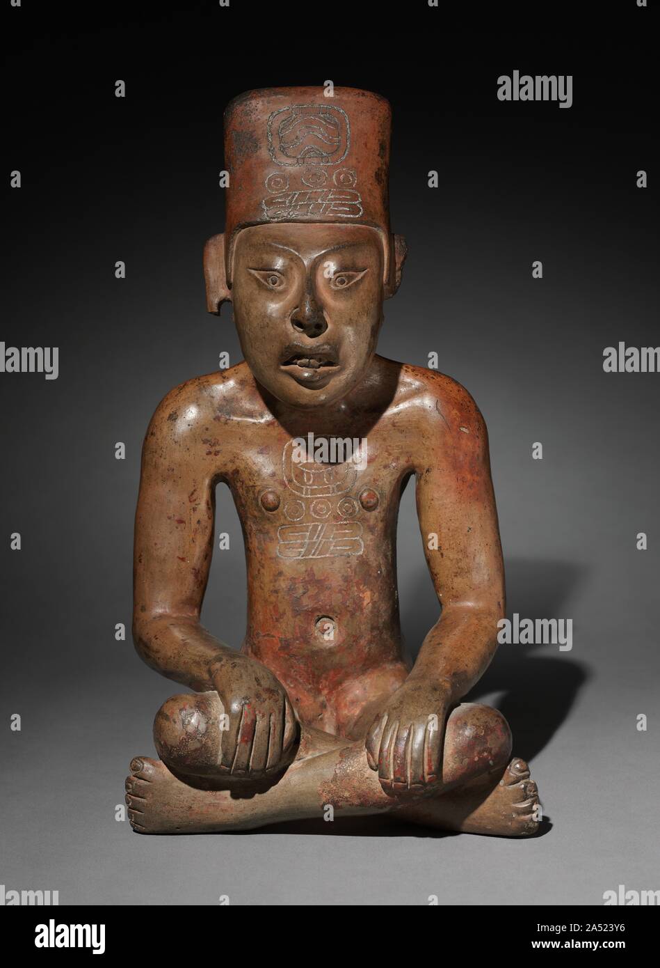 Personnage assis, 300 BC-AD 700. Le plus célèbre tombeau zapotèque céramique sont des urnes figurales flanquée de petits compagnons plus simple, similaire à celle-ci. Comme d'autres compagnons, cet exemple appartenait probablement à un ensemble de chiffres presque identiques ; deux autres restent au Mexique. L'identité des personnages de tombeaux en céramique-si l'homme d'élite, ancêtres royaux, ou des divinités est encore discuté. L'un des méso-zapotèque&# x2019;s premiers systèmes d'écriture, en témoignent les hiéroglyphes sur la coiffure et la poitrine. Ce sont les noms de jours civils, l'eau "13" et "13 Couteau de silex,&q Banque D'Images